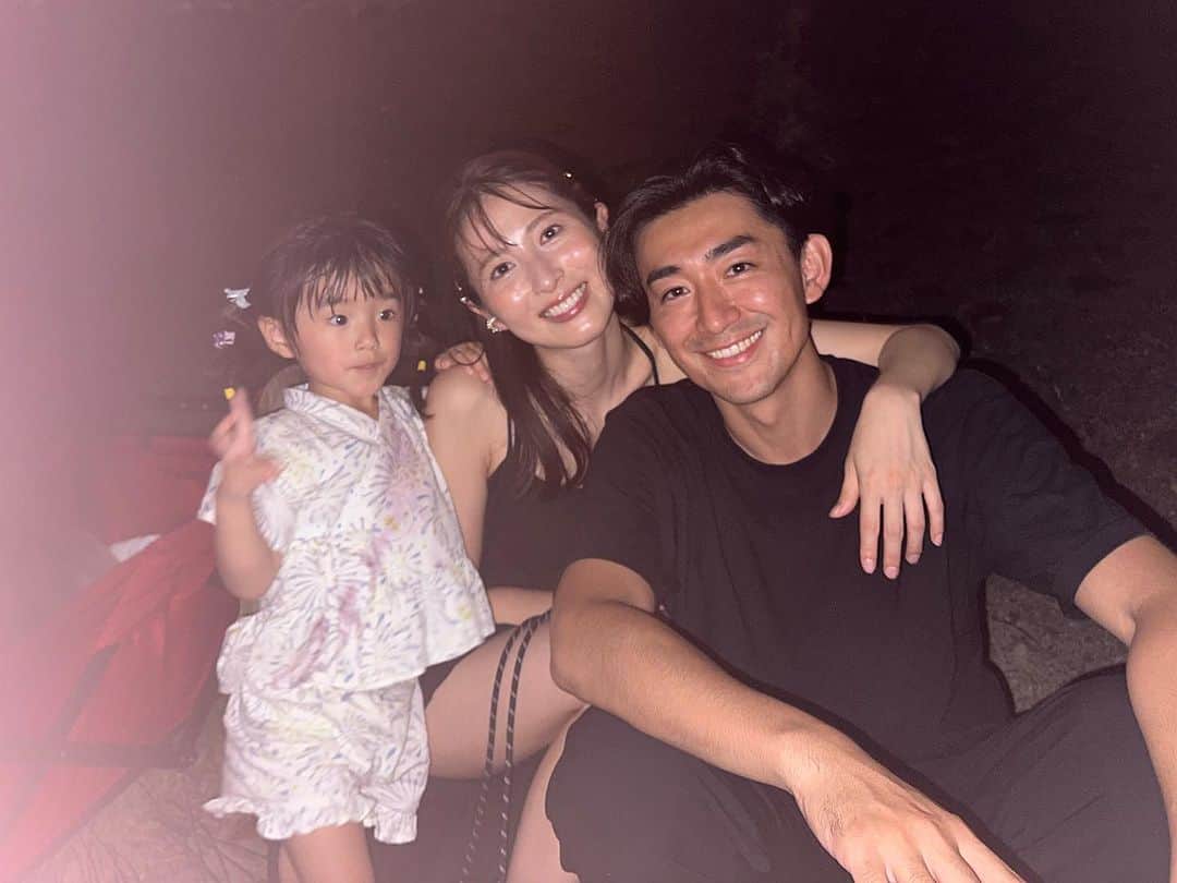 加藤千暁のインスタグラム：「今日は結婚記念日🕊️ さくらが撮ってくれたお気に入りの写真☺️🤳 と、7年前？の結婚式の写真☺️ さくらにパパの隣の人誰？と言われましたー笑 これからも変わらずに、仲良しで！ #結婚記念日#weddinganniversary」
