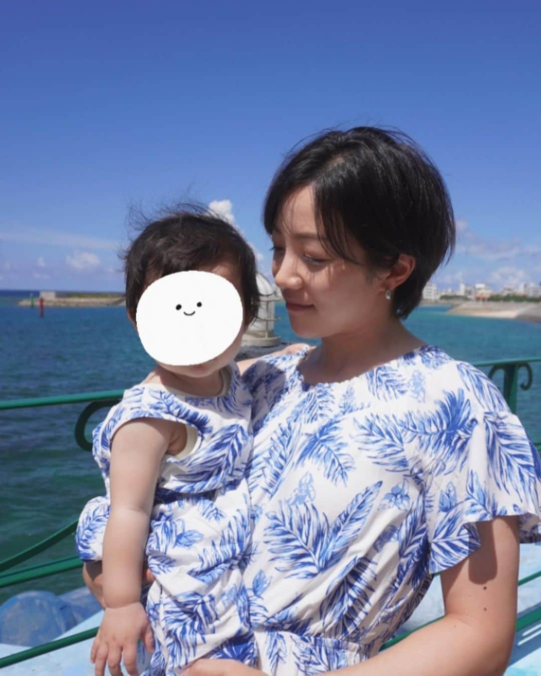 大江香織のインスタグラム：「.  Happy birthday！ 娘が1歳の誕生日を迎えられました♪ ⁡ 生まれたてはふにゃふにゃだった子が、 元気いっぱい動きまわる活発な子になりました。 こどもの成長には驚かされますねー✨ 私はシワも増えて衰える一方だから羨ましいです。笑 ⁡ 母親になって一年、お仕事と育児で充実した日々を送れています。 周囲の皆様には感謝の気持ちで一杯です…！ これからも何卒よろしくお願いします。 ⁡ #happybirthday  #お誕生日おめでとう  #1歳誕生日  #沖縄旅行 #プール大好きな娘 #親は修行 #喜ぶ姿が見られて幸せ」