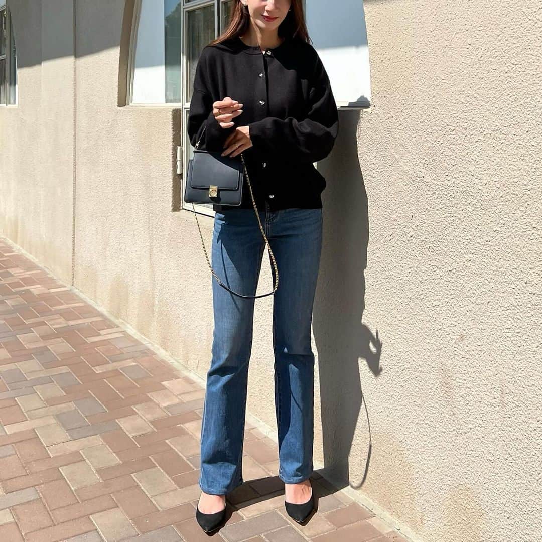 Nagiのインスタグラム：「カーディガンにデニムのシンプルスタイル  @titivatejp のカーディガン ボタンがゴールドの♡になっていて可愛い🥰  肉厚でしっかりした生地✨ 一枚でもカーディガンも着れてこれからの時期に活躍間違いないアイテム👏  #titivate#titivatestyle#ティティベイト#タイアップ#ハート釦カーディガン#秋服#秋コーデ」