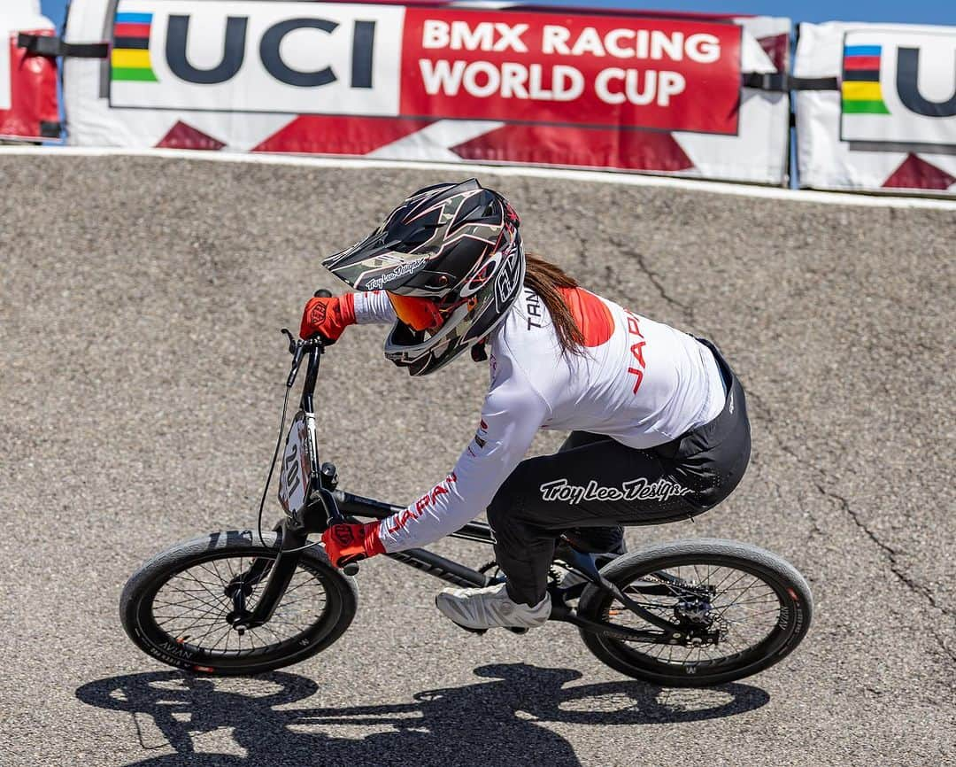 丹野夏波さんのインスタグラム写真 - (丹野夏波Instagram)「7th in semi final at Round6 of @ucibmxsx here in Sarrians.  I really enjoyed racing on this track and happy to see the progress! Thank you to the team for supporting. Now I’m already excited for the last 4rounds of this season in 🇦🇷  今シーズンからトレーニング拠点にしているフランス・サリアンズで行われたワールドカップ第6戦は準決勝7位で終了しました。 久しぶりにレースを楽しめていただけにあともう一つ上に行けなかったことが悔しいですが、ここでのトレーニングの成果が見えたので良かったです😊 次はアルゼンチンで今年のワールドカップの締めくくり！ 今回掴んだ良い感覚を結果に繋げられるように頑張ります。 応援ありがとうございました。  Photo: @navadanet   #弱虫ペダルサイクリングチーム #irctire #イノアックリビング #wiawis #maviccycling #oakley #kmcchain #troyleedesigns #wakos #aggressivedesign #bmxshopcave」9月25日 19時19分 - kanamitanno