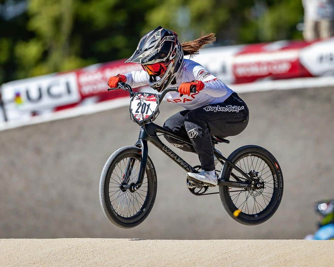 丹野夏波のインスタグラム：「7th in semi final at Round6 of @ucibmxsx here in Sarrians.  I really enjoyed racing on this track and happy to see the progress! Thank you to the team for supporting. Now I’m already excited for the last 4rounds of this season in 🇦🇷  今シーズンからトレーニング拠点にしているフランス・サリアンズで行われたワールドカップ第6戦は準決勝7位で終了しました。 久しぶりにレースを楽しめていただけにあともう一つ上に行けなかったことが悔しいですが、ここでのトレーニングの成果が見えたので良かったです😊 次はアルゼンチンで今年のワールドカップの締めくくり！ 今回掴んだ良い感覚を結果に繋げられるように頑張ります。 応援ありがとうございました。  Photo: @navadanet   #弱虫ペダルサイクリングチーム #irctire #イノアックリビング #wiawis #maviccycling #oakley #kmcchain #troyleedesigns #wakos #aggressivedesign #bmxshopcave」