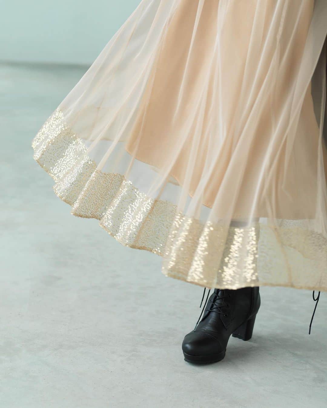 LOUNIE（ルーニィ）さんのインスタグラム写真 - (LOUNIE（ルーニィ）Instagram)「ハリがあるボンディング素材で ほんのりモードなシルエットのロングコート。 スカートの裾のスパンコールで 品よくトレンドのキラキラを取り入れて。  #LOUNIE#ルーニィ #きれいめコーデ#チュールスカート #スパンコール#キラキラ#ロングコート」9月25日 19時20分 - lounie_jp