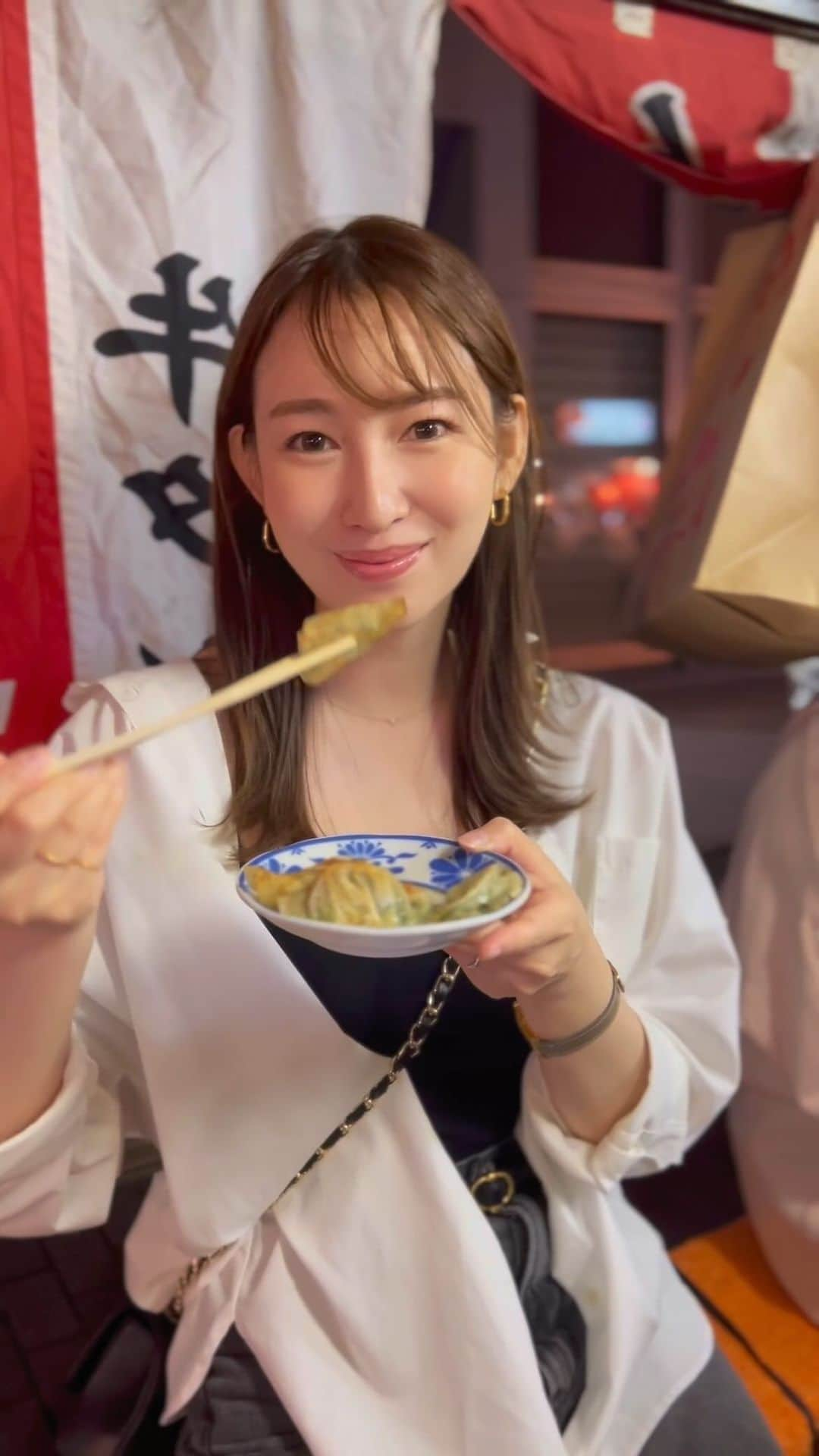 下田奈奈のインスタグラム：「福岡旅行✈︎✈︎ 博多・天神食い倒れの巻🐖💕  いっぱい食べて飲んで最高な2泊3日でした😋 初の屋台巡りでは3件はしご酒🍶 屋台ならではの雰囲気とお店のストーリーが面白い✨  👩🏻‍🍳行ったお店紹介(リールに入れられなかったお店含む)  📍博多の海鮮料理 喜水丸 博多一番街店 到着してすぐに朝食をこちらで食べました お刺身美味しいし食べ放題の高菜と明太子が最高🍚  📍太宰府天満宮の梅ヶ枝餅 太宰府の梅ヶ枝餅が焼きたて香ばしかった🍡  📍太宰府天満宮のスタバ 隈研吾さんが設計したスタバで一休み🫖  📍博多一双 博多駅東本店 人気店に30分並んで行ってきた🍜  📍中洲屋台①屋台まみちゃん 店主のお兄さんが一人でお店まわされてて まるでダンスしてるようなパフォーマンス✨  📍中洲屋台②玄海 天ぷら専門の屋台でお店の雰囲気も味も最高で 今回の屋台の中で夫婦共々一番のお気に入り🍤  📍中洲屋台③レミさんち 名物店主がいるフレンチ屋台で土曜だったので 1時間半並びました‼︎行くなら平日がいいかも🍷  📍牛もつ鍋 おおいし 住吉店 感動的な美味しさで一口食べるごとに美味しいね〜 としつこいほどに夫婦で口にしながら食べてました✨ あまりの美味しさに冷凍のもつ鍋セットその場で注文🤭  📍パンとエスプレッソと博多っと 朝食でパンとエスプレッソの博多版へ 私は博多限定の明太トーストにしたけど夫が 食べてたパニーニの方が個人的には好き☕️  📍博多水炊き専門 橙 有名店が奇跡的に予約取れたのでランチで 最初から最後に向かっての味の変化が素晴らい🥹 特につくねとスープとしめの雑炊が最高🦆  #福岡旅行 #福岡グルメ旅 #食い倒れの旅 #屋台グルメ #はしご酒 #博多グルメ #天神グルメ #中洲屋台 #博多旅行 #中洲グルメ #夫婦旅行」