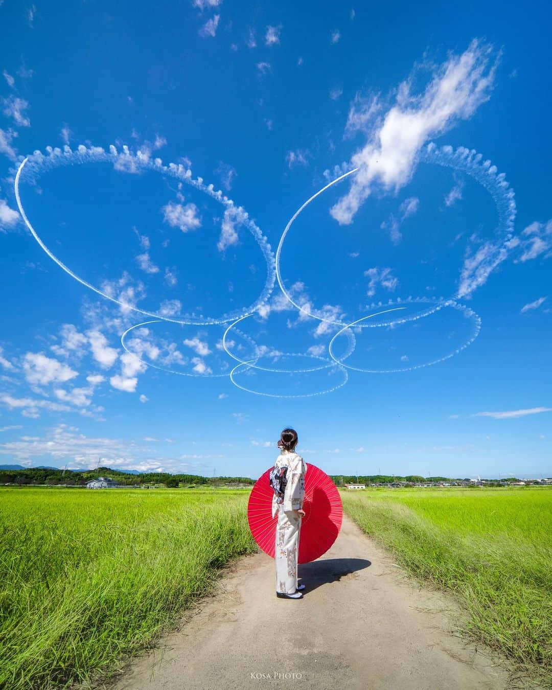 コサさんのインスタグラム写真 - (コサInstagram)「秋桜  初日は、強風と雲が多いのと場所選びをミスり撃沈… やっぱり失敗から学ぶことって多いですね🤔  2日目は、風も弱くて快晴☀️ 初日の失敗を反省して場所選びも入念に❗️ 秋晴れの空に描かれた桜は、めっちゃ綺麗でした😍 動画はミスった💦 ストーリーズ見て🤣 . Location:三重 Mie /Japan🇯🇵 Date:2023年9月 in frame: @chami_2nd . #tokyocameraclub #art_of_japan_ #jgrv_member #team_jp_ #photo_jpn #sorakataphoto #LBJ_KING #m_v_shotz #広がり同盟メンバー #special_spot_legend #Japan_Daytime_View #nikoncreators #nikoncreators_2023travel #ブルーインパルス #raytrek_stylishsummer #tanddフォトコンテスト2023 #ワクワク #jp_portrait_collection #ポトレファン倶楽部 #japan_bestpic_ #Rox_Captures #raw_japan #sky_airplane_gallery #ポトレ撮影隊 #jp_mood #jp_portrait部 #clv_galerie #じゃびふる #invisible_cool_part #鈴鹿サーキット」9月25日 19時32分 - kosa_photo