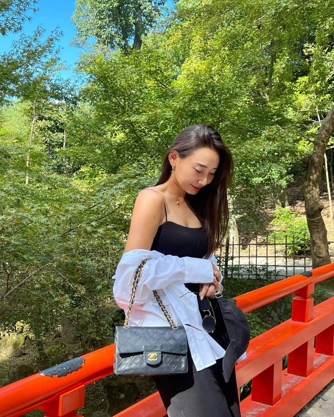 李 雨瀟のインスタグラム：「弾丸京都旅✨🚄 伏見稲荷、清水寺とかを回って 美味しいご飯食べて大満足🥰 . #shirts #stateofmind @stateofmind.som  #tops #wacoal @ourwacoal_official  #pants #shein @shein_japan  #bag #chanel @chanelofficial  #sandal #hermes @hermes」