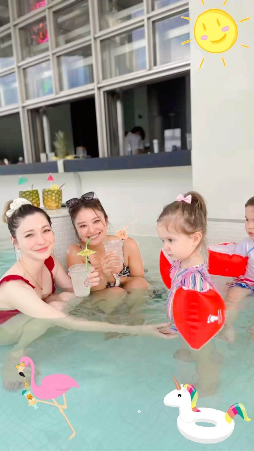 藤井リナのインスタグラム：「以前は通っていたスイミング、私が妹ちゃんを妊娠して妊婦さんは参加できないということで当時中断💦その後も2人目が産まれてからはいつも私に余裕がなくなかなか再開できなくて、やっとまたスタートしました😊 息子くんは泳げるようになったらイルカと一緒に泳ぎたいとのこと🥰 久しぶりのスイミング教室が怖いと感じてしまわないよう 最近はよくみんなでプール遊び😊 帰り道、「明日もまたプール行こっか😊」ってw プール行くのにもみんなの荷物の準備だとかいろいろあってママは何かと大変なんだよー！って言いそうでした🤣💓笑」