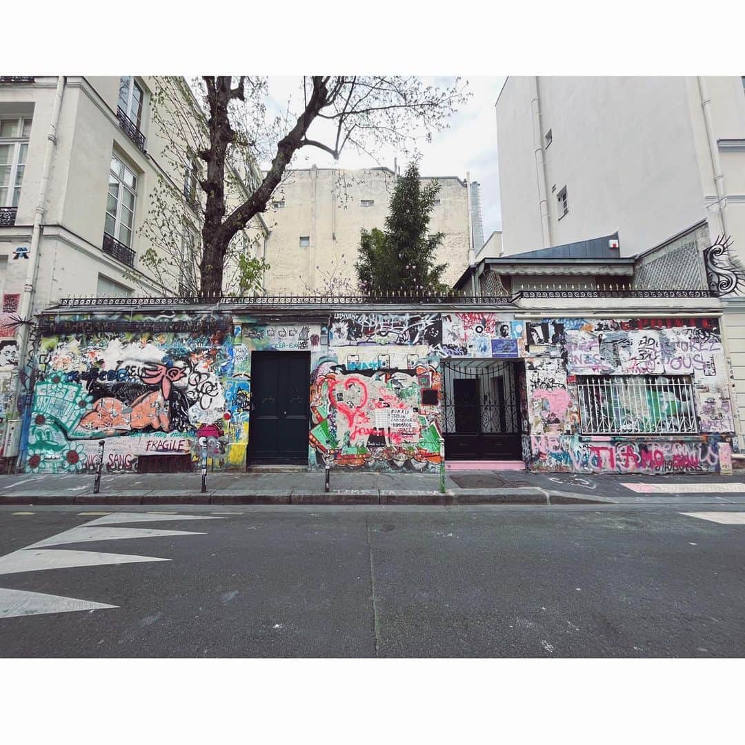 末永百合恵さんのインスタグラム写真 - (末永百合恵Instagram)「セルジュ・ゲンズブールのお家  彼の音楽が、生き方が、そのすべてが、もうずっと大好き。  彼の自宅は、彼が亡くなった後、全国のファンが訪れては愛のメッセージを書き残すため、行く度に外壁の様子が変わる。  ずっと生き続けているMaison  パリに着いてすぐ、初めてセルジュ宅に行った日はこんな感じだった。  数日前から彼の自宅は、シャルロットやたくさんの方々の尽力でミュージアムとして開かれている。（ここまでの年月とても長かったけれど、ずっと待ってた！）  Maison Gainsbourgからのニュースレターでオープン日を知っていたけど、第1次予約にエントリーしそびれてしまったので、、オープンから落ち着いたら、また必ずリベンジしたい。  #フランス#パリ#セルジュゲンズブール#自宅#ミュージアム#france#paris#5bis#verneuil#maisongainsbourg#sergegainsbourg#merci#charlottegainsbourg」9月25日 19時25分 - yurie__suenaga