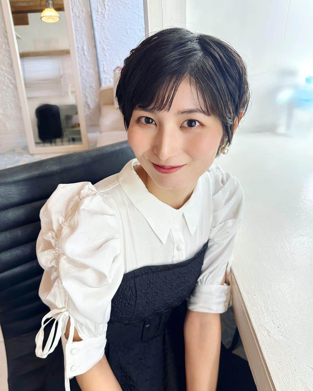 のインスタグラム：「もうすっかり秋だね~🌕🍂 dazzlinさんのワンピース 可愛いねって褒められた😳うれしい~🩷 私もこのワンピース一目惚れした。  ヘアメイクさんがお仕事終わりに 可愛く髪型セットしてくれました🥰 いつもありがとうございます❤️  #dazzlin @dazzlin_official  #153cm #153cmコーデ  #黒コーデ #黒 #ワンピース #ワンピースコーデ  #ショートヘア #ヘアセット #メイクアップ」