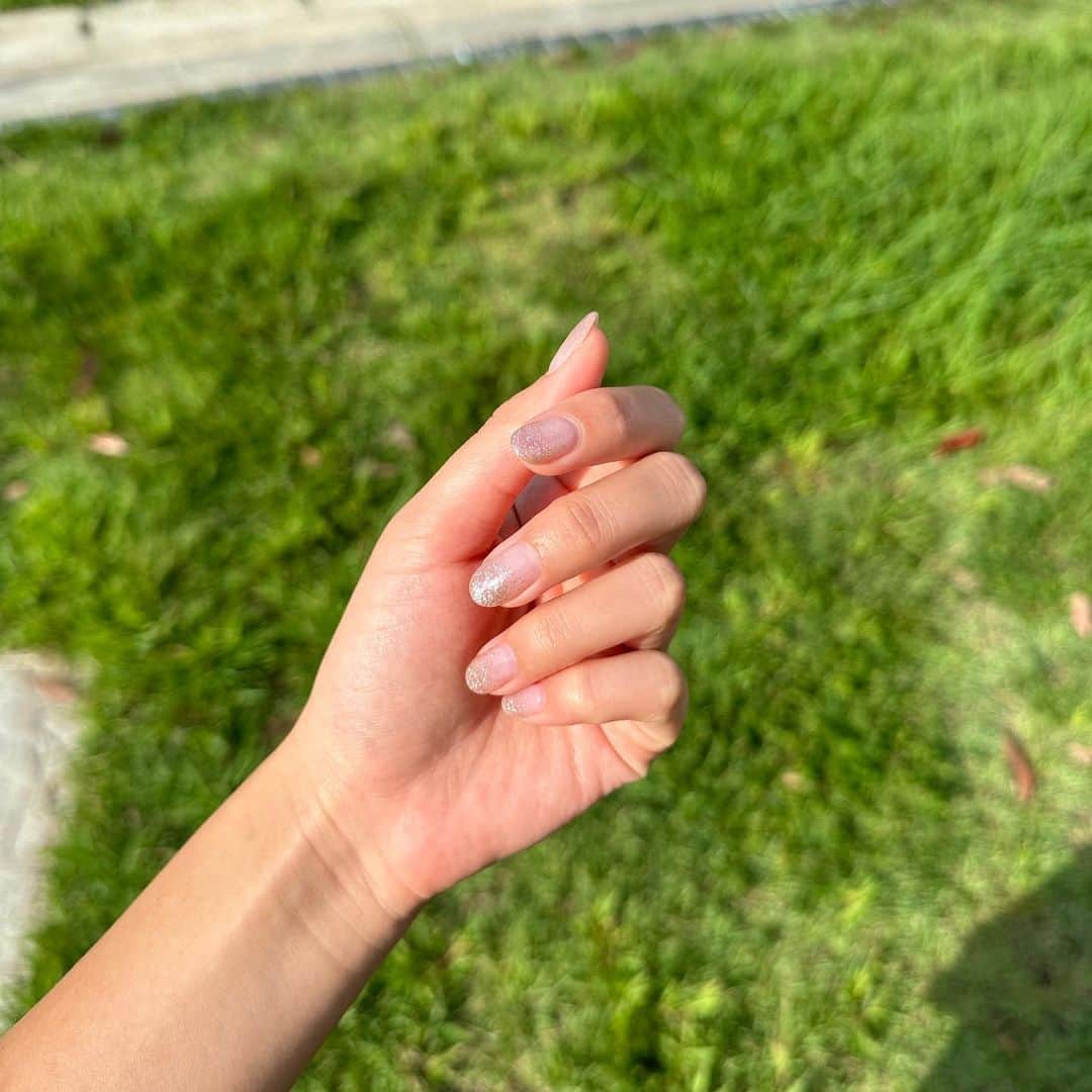 のインスタグラム：「初チタネイルっ💅 爪が弱々ってことに気づいて、 今回はチタネイルにしてみたの！  @titanail.official  @nicole.nail  デザインもシンプルにっ🤍  昨日、打ち上げでBBQしたの🧅 切ります！って率先したけど、 玉ねぎ切るの下手すぎてすぐバトンタッチ😐  しまいには、蛇口の水をいっぱいかかって びちょびちょになった☺️  #チタネイル #titanail #bbq #ネイル #打ち上げ #玉ねぎ」