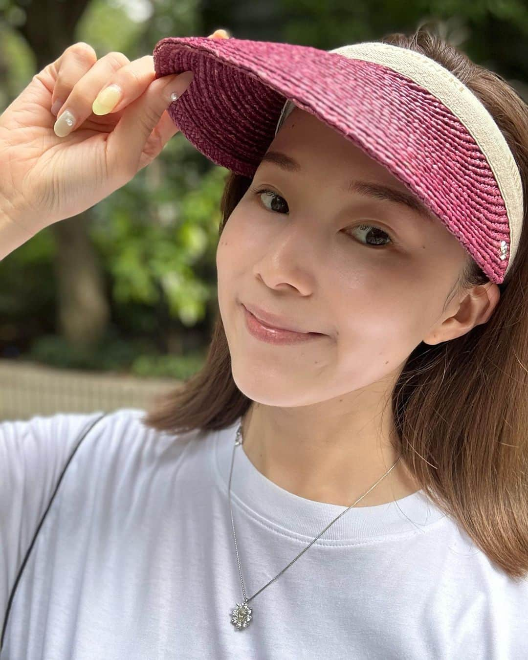 彩星りおんのインスタグラム：「ヘレンカミンスキーのサンバイザー🧢 ガチっと固定されて自転車にのっても飛ばされる心配なし！ この夏、大変お世話になりました。 来年もよろしく！  帽子被って写真撮る時はどうしてもこのポーズしてしまう…  #helenkaminski  #秋の気配 #秋も #日焼け対策忘れずに」