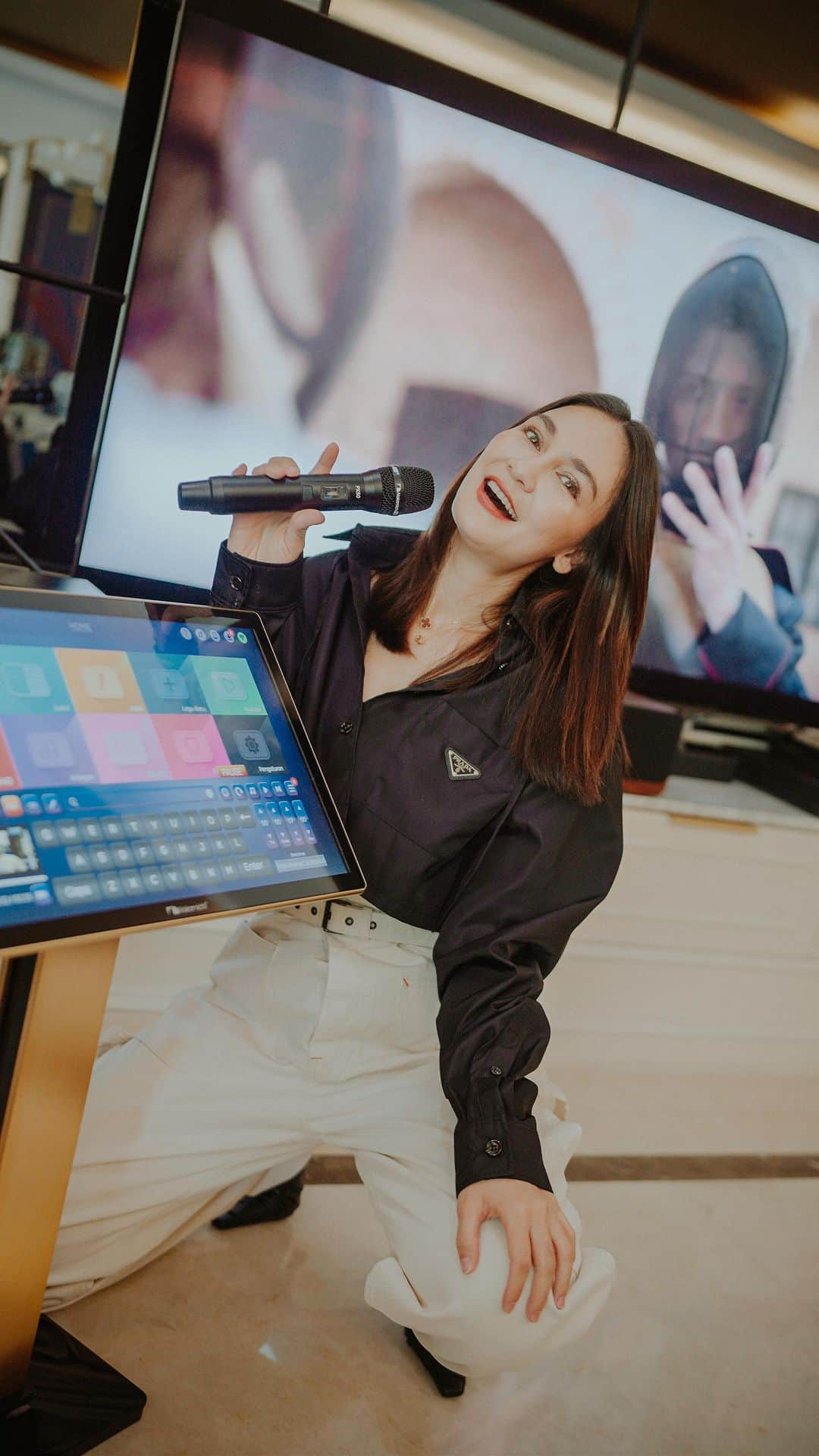 ルナ・マヤのインスタグラム：「This is very top of the line home karaoke set! @nakamichi.karaoke nih yang jadi andalan aku kalo lagi free time💕🎶  Nggak cuma bisa karaoke, dalam satu alat juga bisa nonton Cinema! Jadi bisa karaoke atau nonton film dengan nikmatin speaker & ampli hybrid nya tanpa perlu banyak alat lagi!  Pssst! Kamu juga bisa trial dulu di rumah sebelum beli package nya dengan home demo gratis dari Nakamichi! ✨💯  #NakamichiKaraoke」