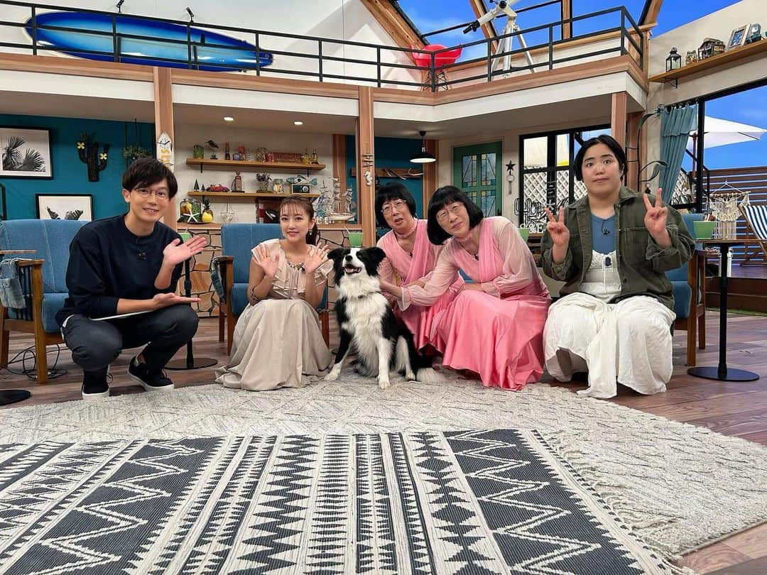 高橋みなみのインスタグラム：「関西テレビ 1時50分からはスローでイージーなルーティーンで✨  ご一緒した阿佐ヶ谷姉妹さんと3人でお写真を撮ってもらいました✨ お二人と一緒と聞いて衣装をさりげなくピンク合わせ🥺 次お会いできる時はもっとピンクの色をお二人に合わせようと誓いました😆 この写真好きすぎる！！  そしてスロイジは今週がラストWEEK😭！ 見れる方！ぜひ見てくださいねー！！  #スロイジ #カンテレ #tv  衣装👗 トップス・スカート @lily_brown_official パンプス @dianashoespress」