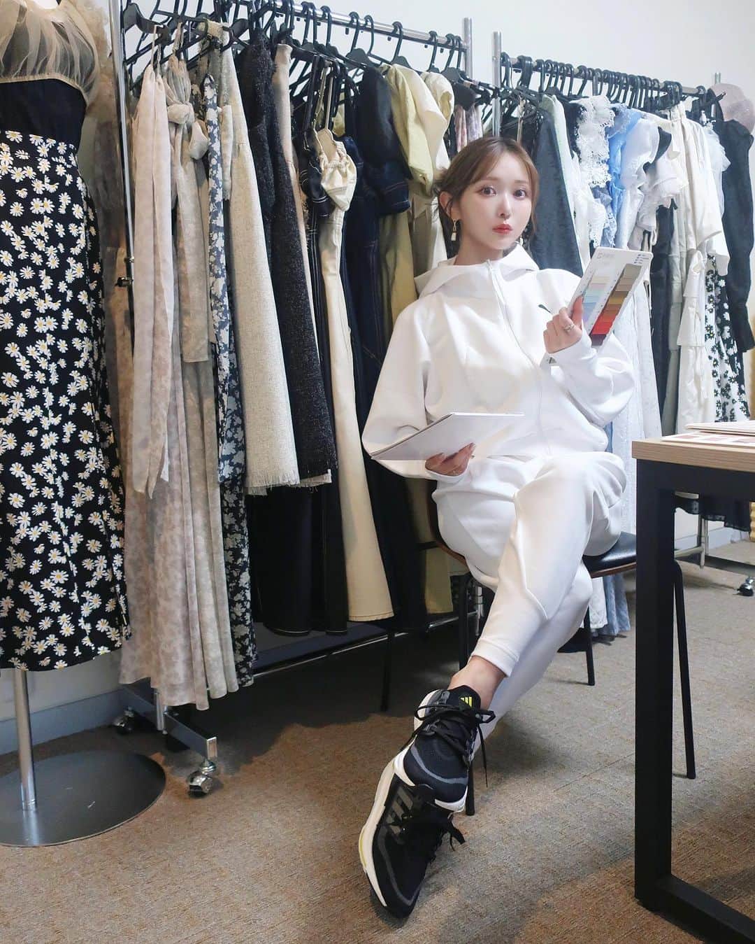 のインスタグラム：「制作の日々、佳境🧵🪡 ⁡ 会社にこもって作業するひは 着心地よく動きやすく着替えやすい でもちゃんときもちもあがる服、がだいじ まっしろセットアップ快適すぎて💯 @adidastokyo 🤍 #adidas #pr」