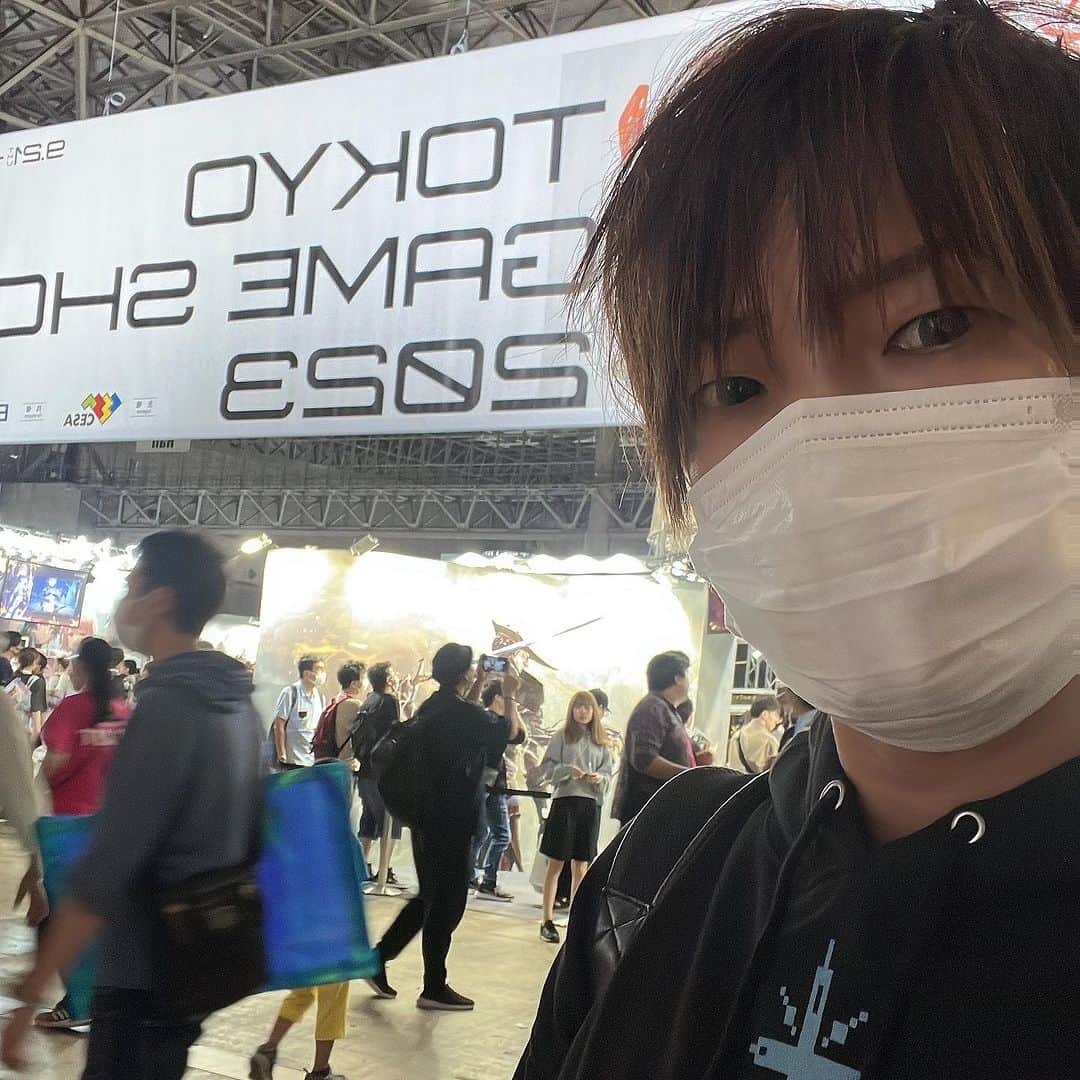 ひらのっちのインスタグラム：「東京ゲームショウ2023行ってきました！モンハンNOW、ディアブロス祭り状態で、会場外に亜種が2匹✨プロスハンマーでリオレウスと2ショも取れて最高でした😆 #東京ゲームショウ2023 #東京ゲームショウ #tgs #tgs2023 #モンハンNOW #MHNow #モンハンnowフレンド募集 #ディアブロス #ディアブロス亜種 #リオレウス」