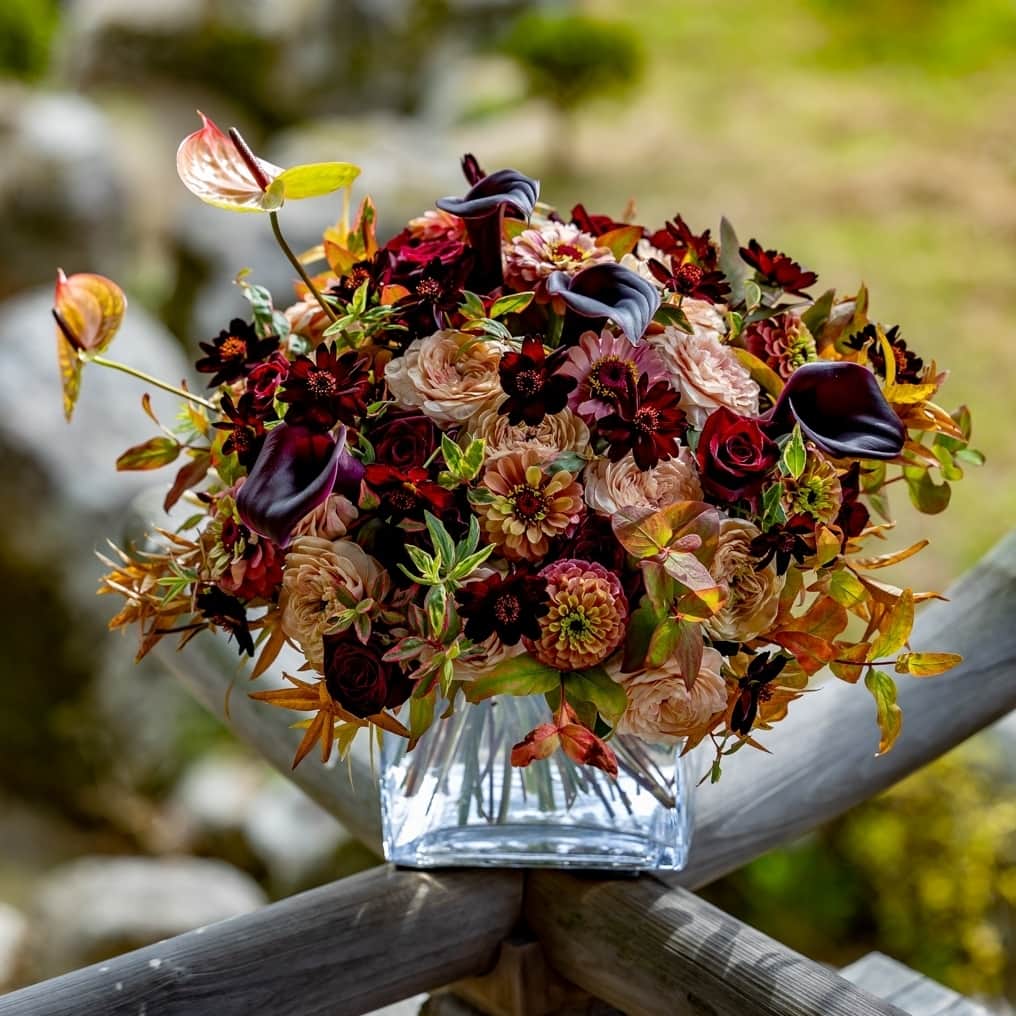 のインスタグラム：「Embracing the symphony of tradition and modern floral design... 💐 If you look very closely, you'll find this bouquet is actually placed upon a Japanese "engawa". ⁠ ⁠ The "engawa" is a Japanese architectural feature, that seamlessly blends indoor and outdoor living. Since autumn is approaching, it becomes a perfect reminder to look outside and observe how our surroundings are changing, and nature is transforming. 🍁🌼⁠ ⁠ I wish you all a great start of the week! ⁠ .⁠ .⁠ .⁠ .⁠ .⁠ #nicolaibergmann #flowerdesign #ニコライバーグマン #フラワーデザイン #니콜라이버그만 #꽃다발 #букетцветов #ramosdeflores #blumenstrauß #北欧デザイン #北欧インテリア」