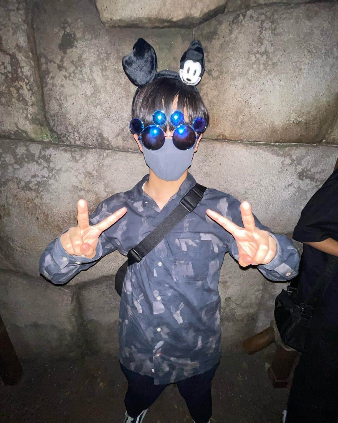 鈴木福のインスタグラム：「夏ディズニーその2  大学のクラスメイトたちと行った 途中参戦だったけど楽しかったな〜  #ディズニー #ディズニーシー #鈴木福 #この間の投稿と違うところが服以外に2つありますなんでしょうか」