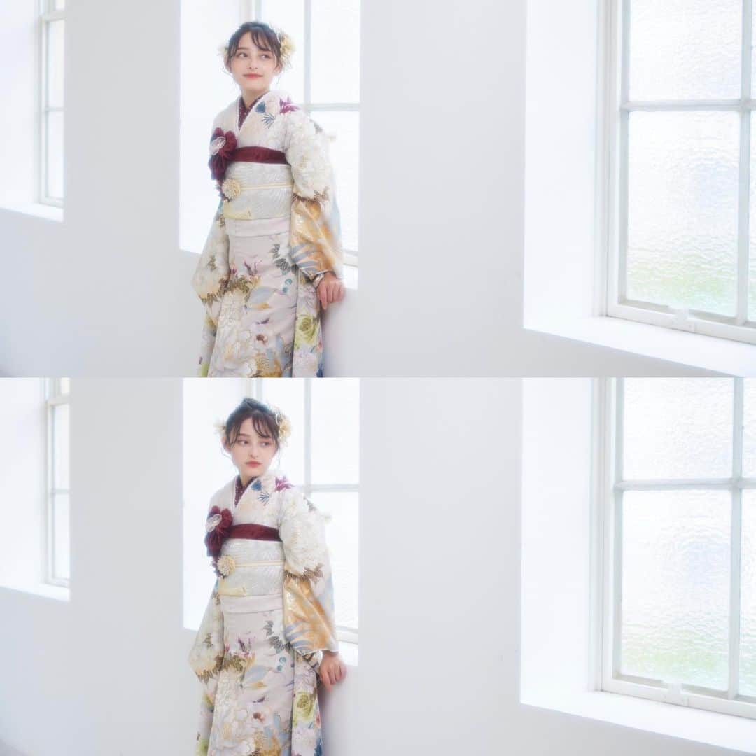 TAKAZENさんのインスタグラム写真 - (TAKAZENInstagram)「【 2023 NEW LOOK vo.5 】  大峰ユリホちゃんご着用の 綺麗めかわいいホワイトカラーの 古典柄お振袖です💞✨  華やかで品のある古典柄に 小物でエンジ色でまとめて イマドキなコーディネートに❕❤️‍🔥  @lespros_yuriho   ご来店のご予約DMからでも🆗です！  ・－・－・－・－・－・－・－・－・－・ TAKAZEN梅田本店 ☎︎ 0120-399-711  #takazen#タカゼン #furisodedoll #フリソデドール #成人式#卒業式 #振袖#袴 #前撮り#成人式前撮り #袴前撮り #ヘアアレンジ#ヘアメイク #ヘアセット #振袖レンタル断トツNO1 #成人式振袖断トツNO1 #振袖レンタル大阪 #大阪振袖レンタル #振袖レンタル #成人式ヘア #振袖ヘア #振袖ヘアアレンジ #振袖髪型 #振袖コーデ #ハタチ #卒業式ヘア  #大阪梅田振袖 #梅田振袖 #大峰ユリホ」9月25日 19時32分 - takazen_umeda