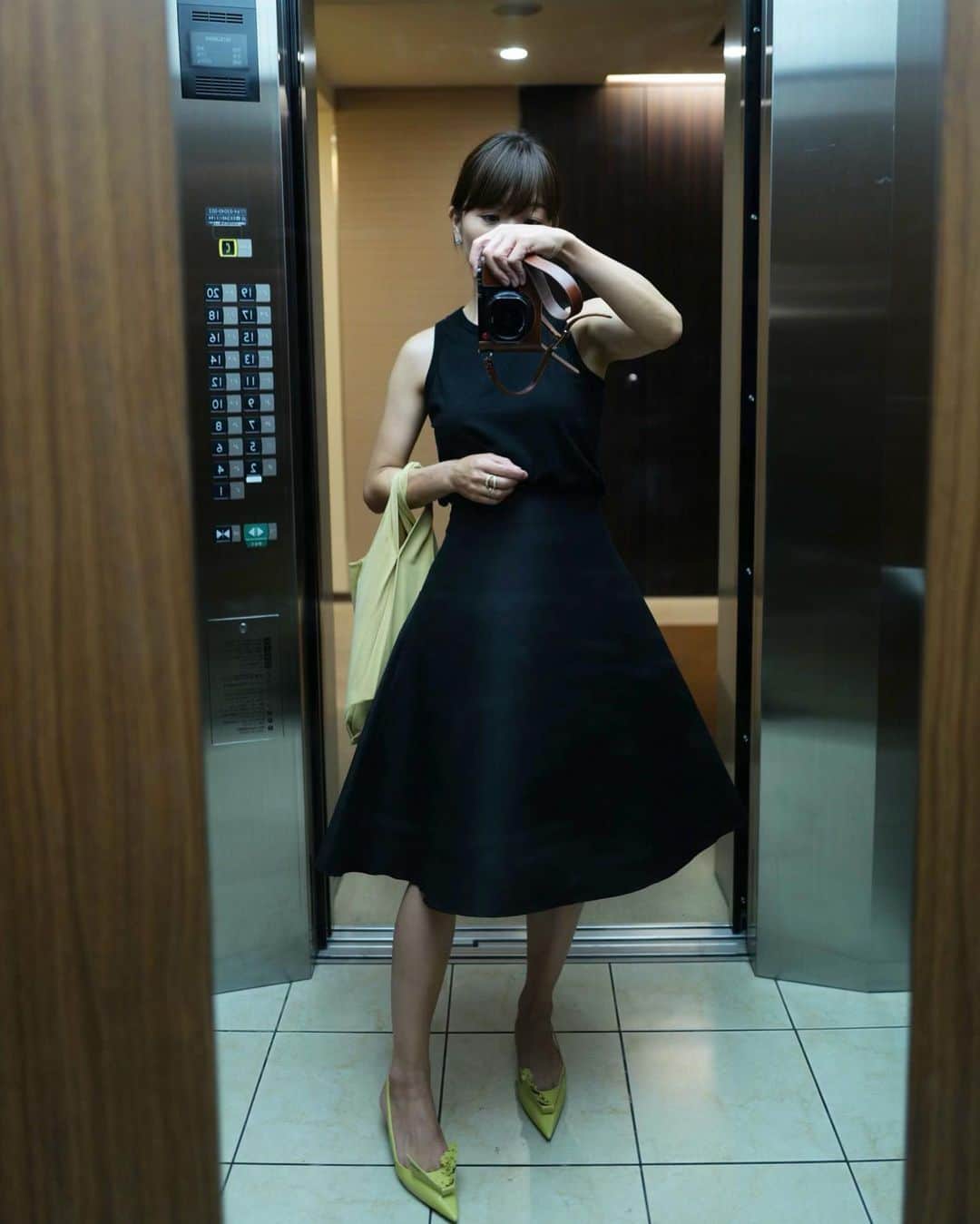 のインスタグラム：「. この靴が履きたくて久しぶりに膝下を出した。10年前位に購入したスカートですが今でも好きです。3枚目は昨日。同じく靴以外は以前のシーズンのもの。ノースリーブはこの日で最後かな。」