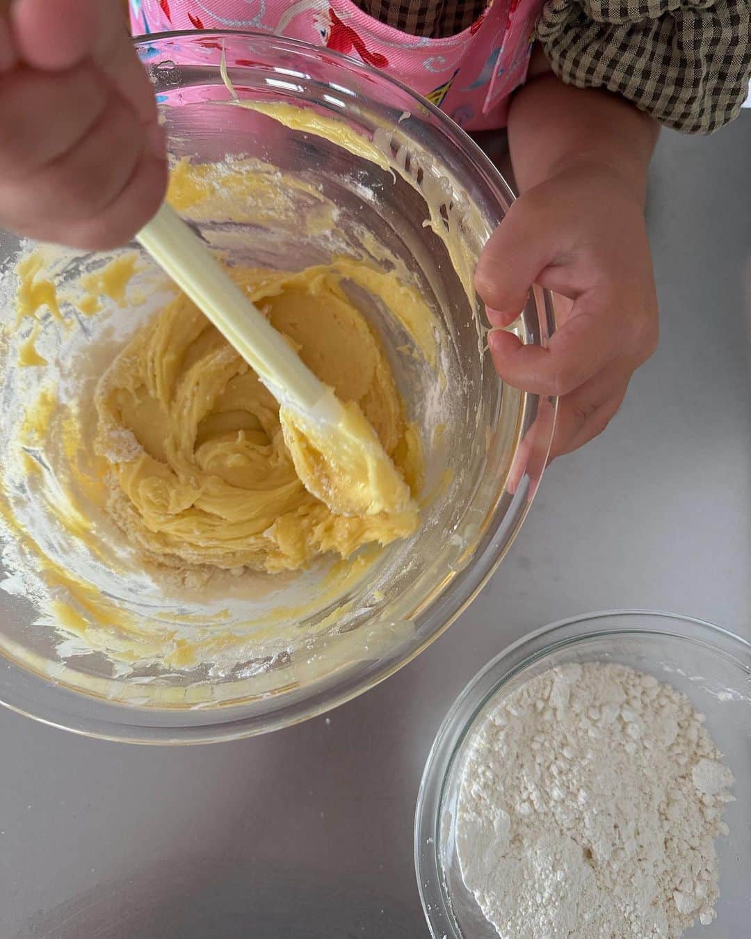 藤田ななみのインスタグラム：「日曜日、公園に行く前に 午前中クッキーを作った🍪 ずっと作りたいとリクエストされていて 念願のクッキー作り大喜びでした🫶🏻」