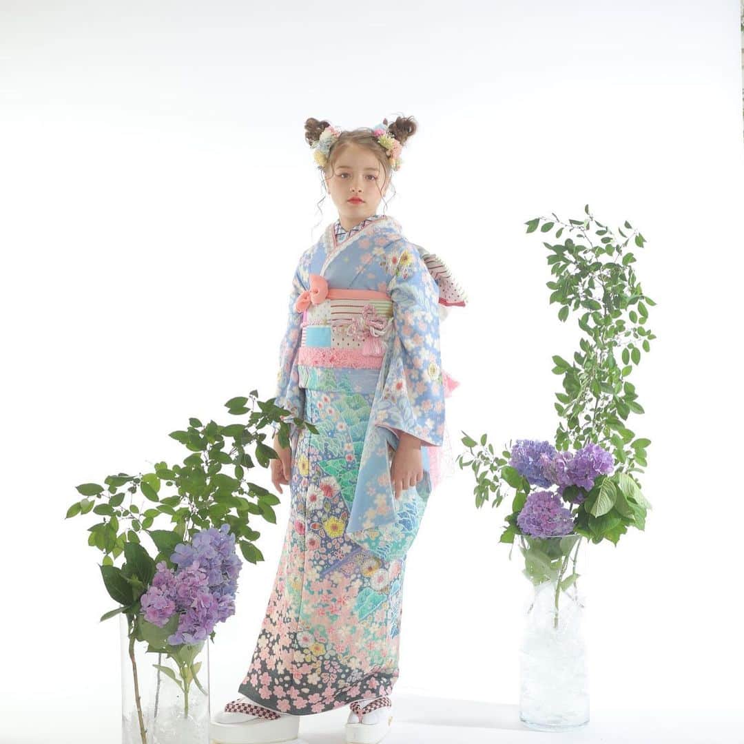 レイラのインスタグラム：「素敵なお着物着せてもらえて幸せでした👘 創業昭和47年の袖のたけやまさんのお着物☺️ ウットリしてしまうような着物がいっぱいでした🥺🩷   #袖  #振袖  #振袖ヘアアレンジ  #振袖前撮り  #振袖レンタル  #着物女子  #着物ヘア  #着物コーデ  #スタジオ  #スタジオ撮影  #成人式  #七五三  #にぶんのいち成人式」