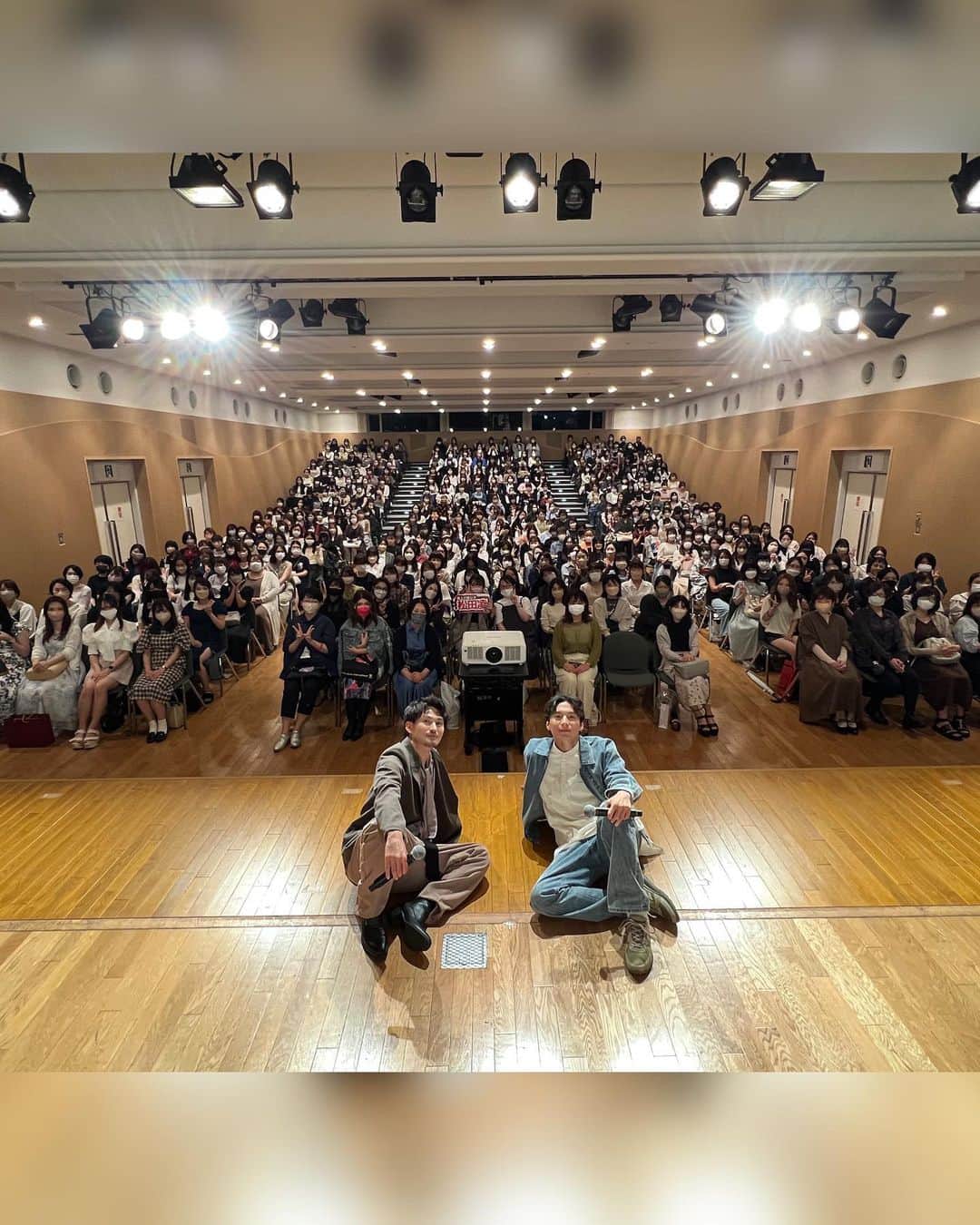 宮崎秋人のインスタグラム：「「“Real” －Matsuda Ryo Fan Meeting－」 の3部に参加させていただきました。  凌と、凌ファンの皆様の特別な空間に参加できて幸せでした。  登壇する前は謎に緊張したし、 登壇直後は恥ずかしかったけど 慣れてからは楽しく話し過ぎました^^;  数年ぶりに凌のイベントに参加ということで 事務所スタッフの皆さんに久しぶりに会えたり、 新しい後輩くんたちと挨拶できたり、 そういう面でも参加できて良かったなと。  過去を色々振り返ってみて、 たまには振り返るのもいいな。 と、思った日でした！」