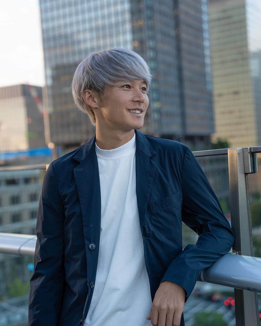 三津家貴也のインスタグラム：「. 今日は1日打ち合わせ。 走ってない普段はこんな感じ。 今週末からはイベントがたくさん！！ 楽しんでいくよー！！ Photo by @reiji_0819  #東京駅 #UNSEANE #ASICS #Chloe」