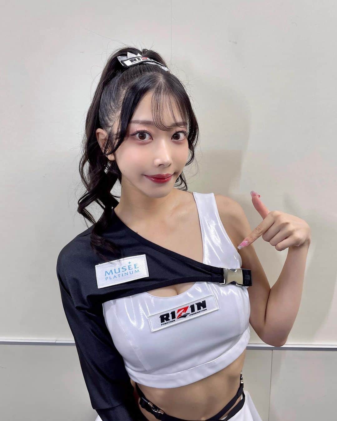 西井綾音のインスタグラム：「#RIZIN44 ありがとうございました✨ RIZINガール2023 黒担当になりました。  今回初めてラウンドガールとしてリングに立たせていただきました。 RIZINガールとして近くで応援できた事、とても光栄です。  初挑戦の事が多くて緊張でいっぱいだったけど、なんとかやり切れたのかな？  RIZINや格闘技のことをもっと学びつつ、引き続き頑張りますので応援宜しくお願いします。  次は#rizin_landmark6 でお会いしましょう！  #RIZIN #rizinガール  #rizinガール2023」
