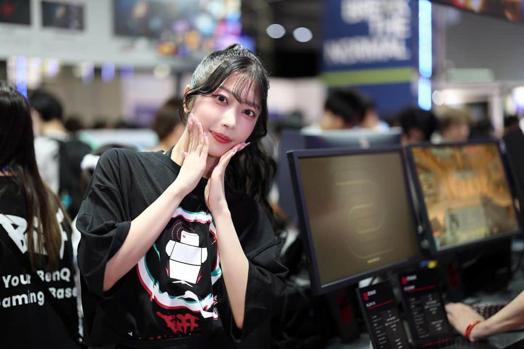 西井綾音のインスタグラム：「TGSでは今回BenQさんのブースでトークセッションに出演させていただきました！ ご来場ありがとうございました！  スケジュールの都合上みんなとあんまり話したり写真撮ったりする時間がなくて、会えなかった人申し訳ないです🙇🏻‍♀️またイベント出られるようにがんばるね。待ってて〜〜  ASHの偉大なる先輩方についていけるようにもっともっと頑張るゾ〜〜〜〜  #東京ゲームショウ  #tgs2023  #benq  #zowie」