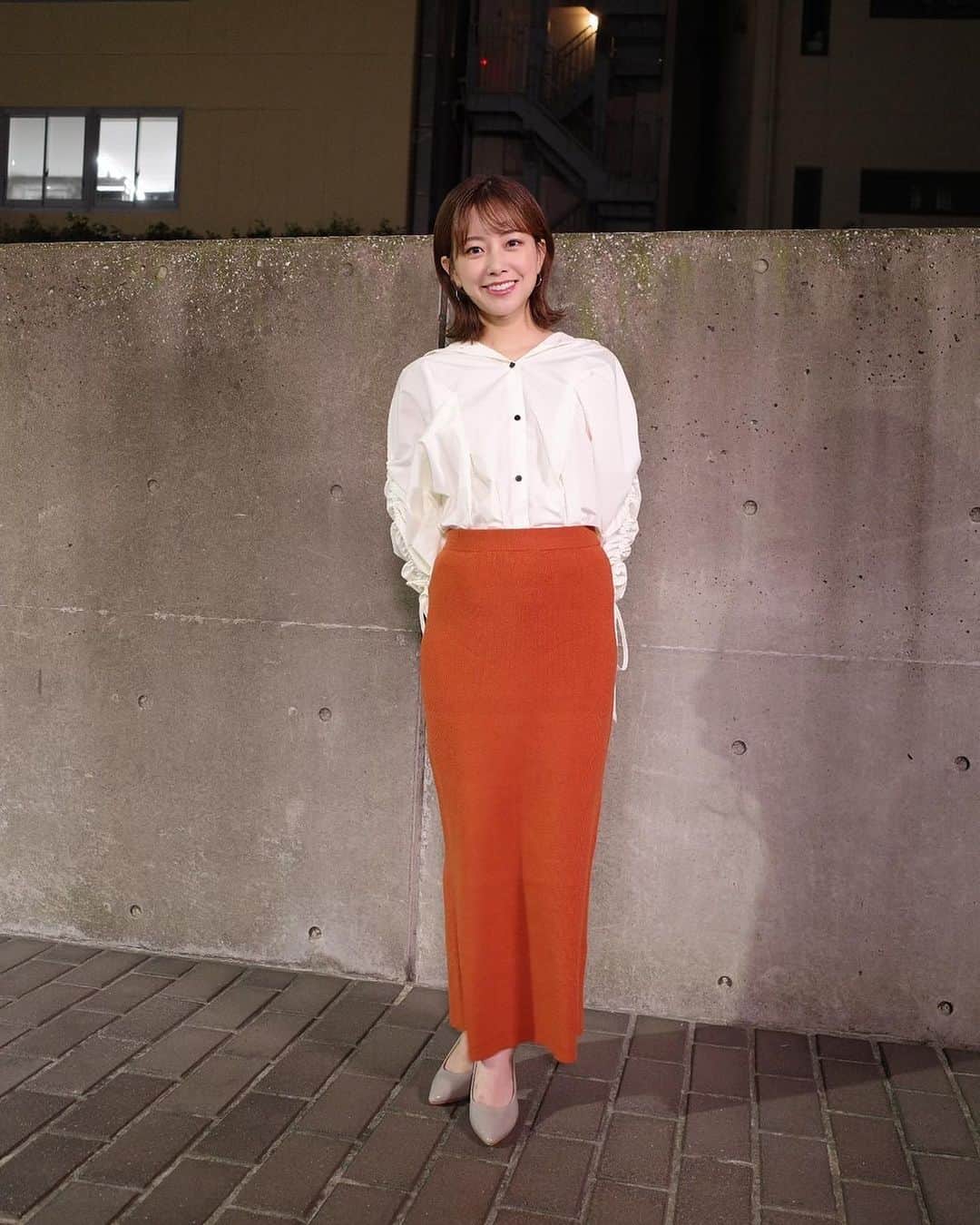 新井恵理那のNキャスのインスタグラム：「先週の衣装はデザイン性のあるシャツにニットスカート🧶 シャツ、実は襟抜きをしておりました！私服でも活用する着方です👀 〜9/23衣裳情報〜 tops @solace_official skirt @holiday_pr accessory @pluster.jp  #中川絵美里 #情報7daysニュースキャスター #Weatherニュースキャスター」