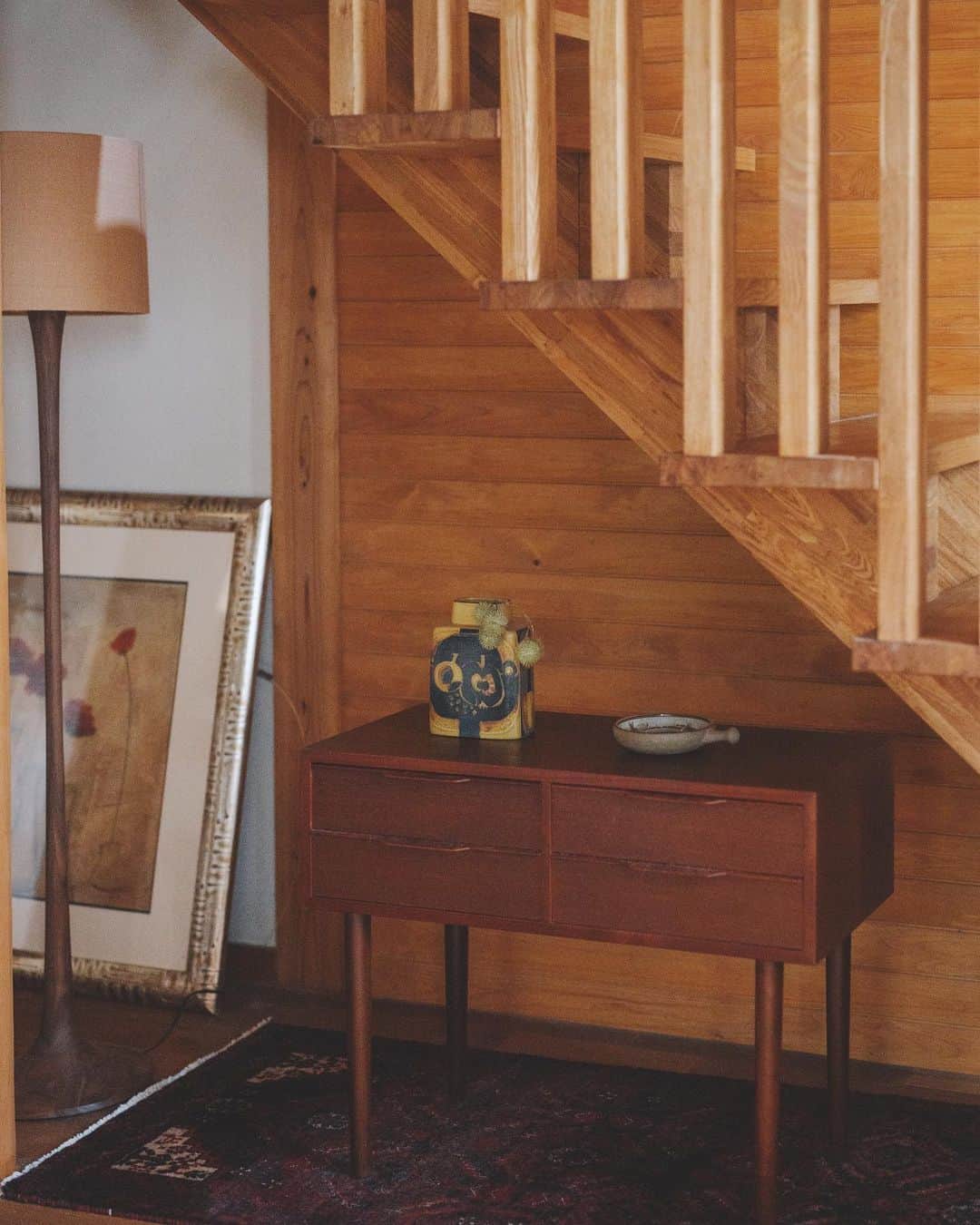 クボタ住建さんのインスタグラム写真 - (クボタ住建Instagram)「「木の家だからできること」  #クボタ住建  木の家に住む楽しみの1つは、年数を追うごとに楽しめる「経年変化」の美しさ。  無垢材の「経年変化」はアンティークやヴィンテージと言われるほど価値があります。  柱や床の傷や色の変化に愛着が湧く頃合いには自然素材だからこその深みの増した木の家が輝きを放ちます。  ＜クボタ住建施工＞  @kubota_jyuken  #吹抜けリビング #2階リビング #経年変化 #経年変化を楽しむ #ペットと暮らす家 #北欧家具のある暮らし #ヴィンテージ家具 #オーダー建具  クボタ住建は優しく温かい自然素材の木の家をつくります HP & more photos→@kubota_jyuken 施工事例多数掲載しております。 ホームページへもぜひ↓ https://kubotajyuken.com/  ⭐︎スタッフブログ⭐︎ https://kubotajyuken.com/blog/  #クボタ住建 #神奈川の注文住宅 #大和市#湘南の家#suumo注文住宅 #自由設計 #木の家 #無垢の家 #自然素材の家 #和モダンな家 #暮らしをつくる #暮らしを楽しむ #丁寧な暮らし#構造現し  クボタ住建 棟梁の自宅、随時見学受付ます。 資料請求やお問い合わせも是非。 メッセージDMでもどうぞ」9月25日 19時49分 - kubota_jyuken