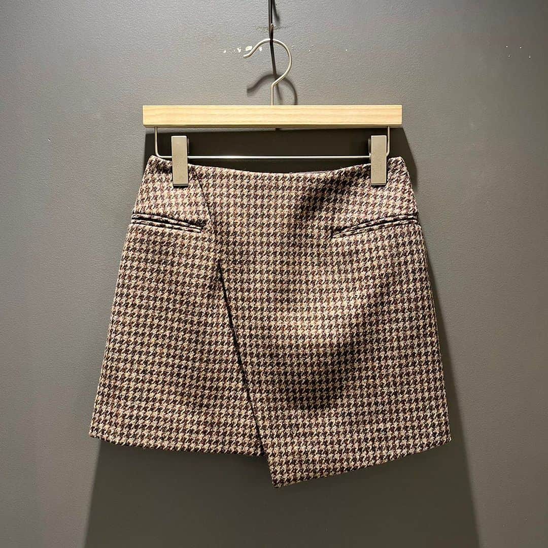 のインスタグラム：「＜AURALEE＞ Womens BRITISH WOOL TWEED MINI SKIRT ¥37,400-(inc.tax) Item No.13-27-0057 BEAMS JAPAN 3F ☎︎03-5368-7317 @beams_japan #auralee #beams #beamsboy #beamsjapan #beamsjapan3rd Instagram for New Arrivals Blog for Recommended Items」