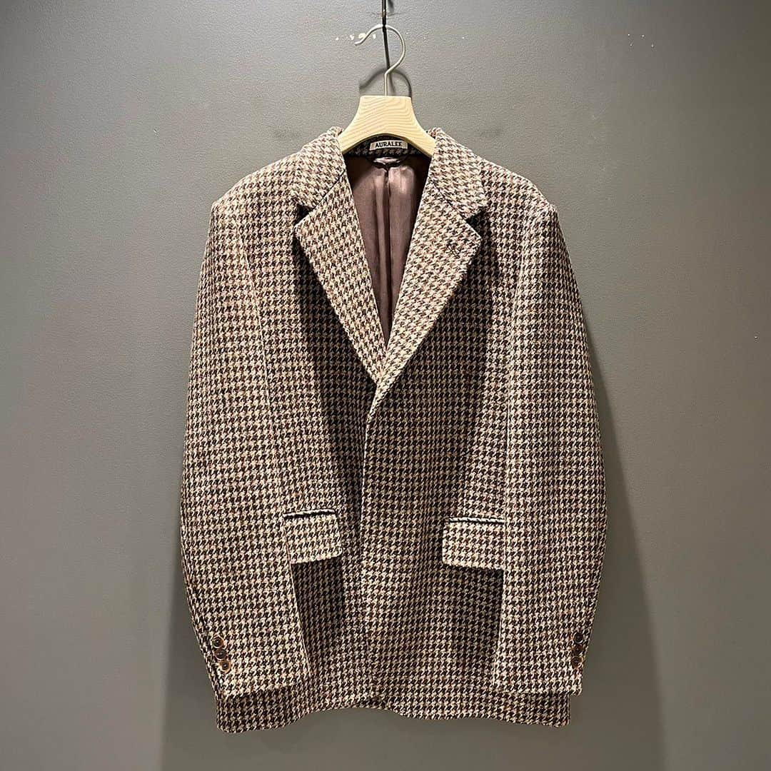 のインスタグラム：「＜AURALEE＞ Womens BRITISH WOOL TWEED OVER JACKET ¥88,000-(inc.tax) Item No.13-16-0024 BEAMS JAPAN 3F ☎︎03-5368-7317 @beams_japan #auralee #beams #beamsboy #beamsjapan #beamsjapan3rd Instagram for New Arrivals Blog for Recommended Items」