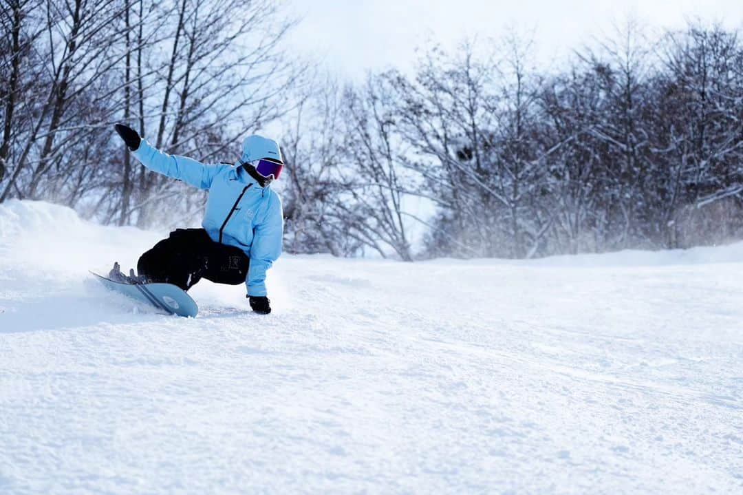 藤森由香のインスタグラム：「I grew up in an area  without epic pow, next to a  ski resort called" echo valley" we did have epic groomers though, so I learned to enjoy carving a lot !  But I'm from Japan, so epic snow was never too far away!  Which do you prefer ? Carving or sprays ? The shots are from nozawaonsen, photo by @yoshitoyanagida  私はエコーバレースキー場というグルーミングされ、締まった雪が気持ちいいゲレンデ出身でカービングターンを学び楽しんできました！ でも日本には深いパウダーを味わえるスキー場がいっぱいですよね。グルーミングもパウダーもどっちも楽しいけど、あなたはどっちが好き？ 写真は好きなスキー場の一つ野沢温泉スキー場で。 📸By @yoshitoyanagida  #burtonsnowboards #anonoptics #nozawaonsensnowresort #nagano #japow #groomers #野沢温泉スキー場 #スノボ #スノボ女子 #長野県  ウエア:ウィメンズ Burton [ak] キミー GORE-TEX 3L ストレッチ ジャケット (M サイズ) パンツ:ウィメンズ Burton [ak] タスク GORE-TEX Pro 3L ハイトップ ビブパンツ(Mサイズ)」