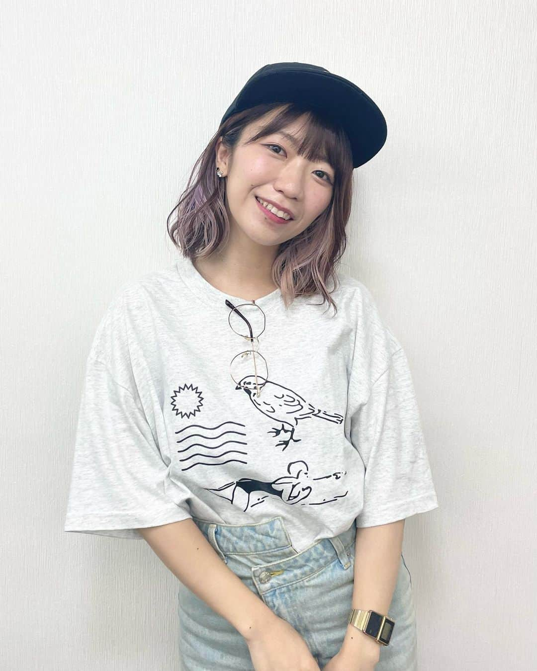 ぱいぱいでか美のインスタグラム：「友達が作ったTシャツとキャップ🤝🏻 . デザインかわいくて普通にお気に入り☀️🏊‍♀️🐦 土曜に友達がやってるバンドで3マンあって最高に楽しかった〜 久しぶりに会えた人もいて嬉しかった！ みんな健康に音楽続けていこう😭♡  キャップ、ロゴが可愛いのに上手に撮れなかったので 自動で出てきた商品ページタグ付けときます！ そっちでみて！笑 . #nojusee #sunriver #shemightbeswimmer #スズメーズ #xgirl #でか美私服 #でか美ちゃん」