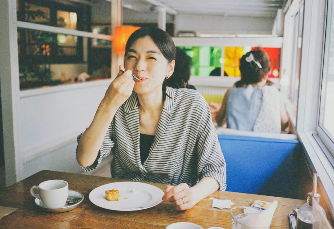 森本奈緒のインスタグラム：「おいしいはしあわせ！ #おやつはべつばら @shozonasu  #釣った魚を塩焼きにして #丹波プルドポークバーガー (黒豆きなこバンズ×大納言小豆ソース×丹波栗きん豚プルドポークという衝撃の組み合わせと衝撃のおいしさ) #ベストモンブランかもしれない @nakajimataishodo  #おばあちゃんの甘い甘いいちじく 💯 #naoodekake」