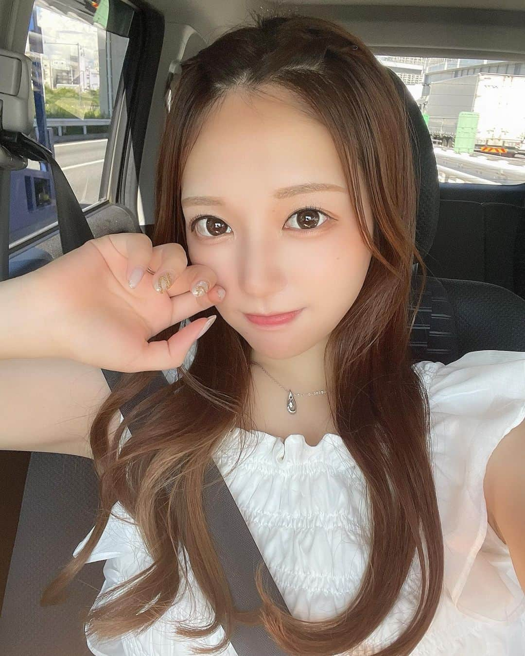 川本愛彩のインスタグラム：「. 本日もお疲れさまです♡  皆さんは日常車は運転されますか？ 週末ドライバーパパさんが 多いと聞きますが🚗³₃ 私は自慢じゃないけどペーパードライバー歴５年！  たまには運転しないと 感覚が鈍くなるな〜て。笑 ちょっとそこまで🚗👋 . . . #車 #運転 #ペーパードライバー #安定の助手席 #安心感」