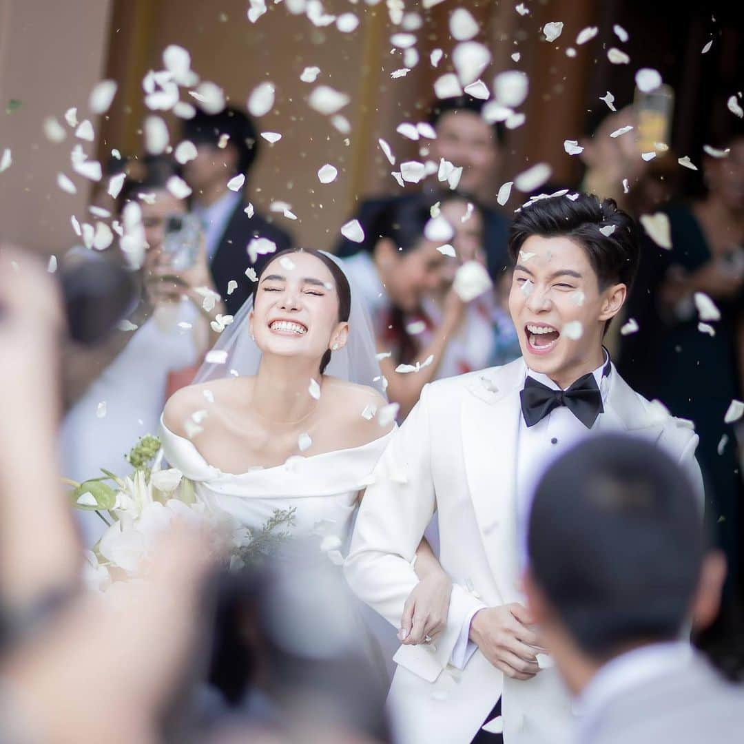 ニウィさんのインスタグラム写真 - (ニウィInstagram)「Officially Mr.&Mrs. ❤️ congratulations @bam_pitipatt @chongmasss #bamkwangaddedtocart 📸 @wechiiz」9月25日 19時46分 - newpatitta