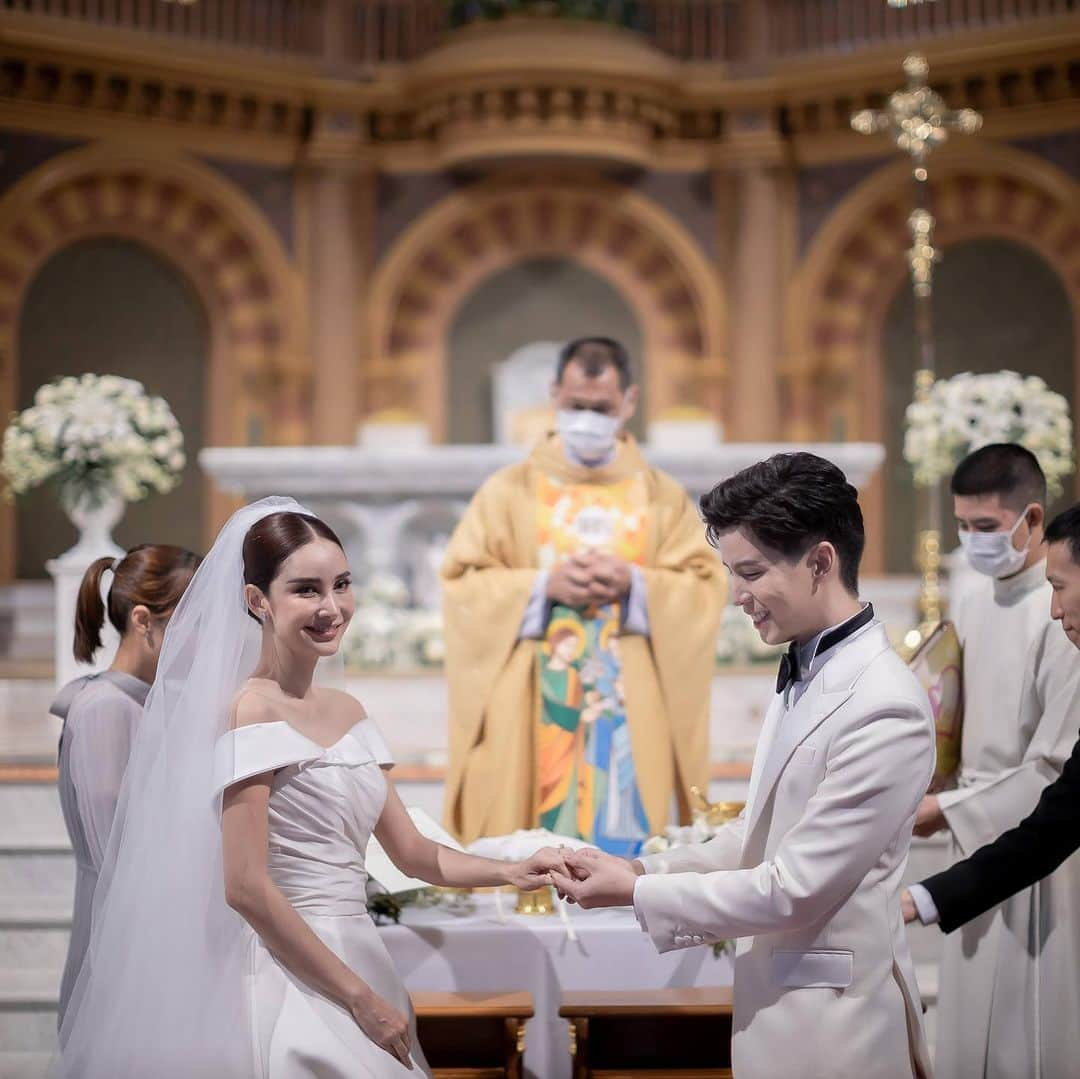 ニウィさんのインスタグラム写真 - (ニウィInstagram)「Officially Mr.&Mrs. ❤️ congratulations @bam_pitipatt @chongmasss #bamkwangaddedtocart 📸 @wechiiz」9月25日 19時46分 - newpatitta