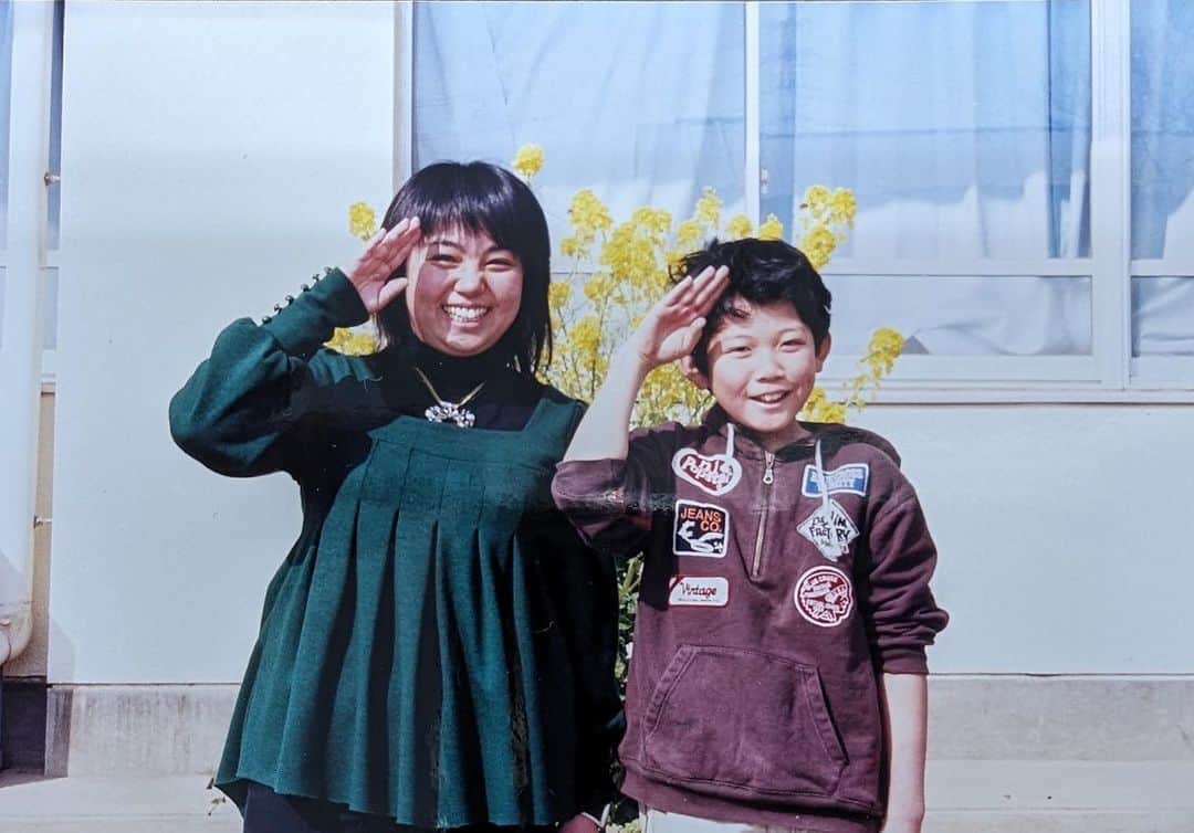 松丸亮吾のインスタグラム：「小学５・６年生のときの僕の先生のところで、 今の小学生たちにサプライズイベントしてきた！！  左は15年前の写真、右は今の写真📸 感激だった…！」