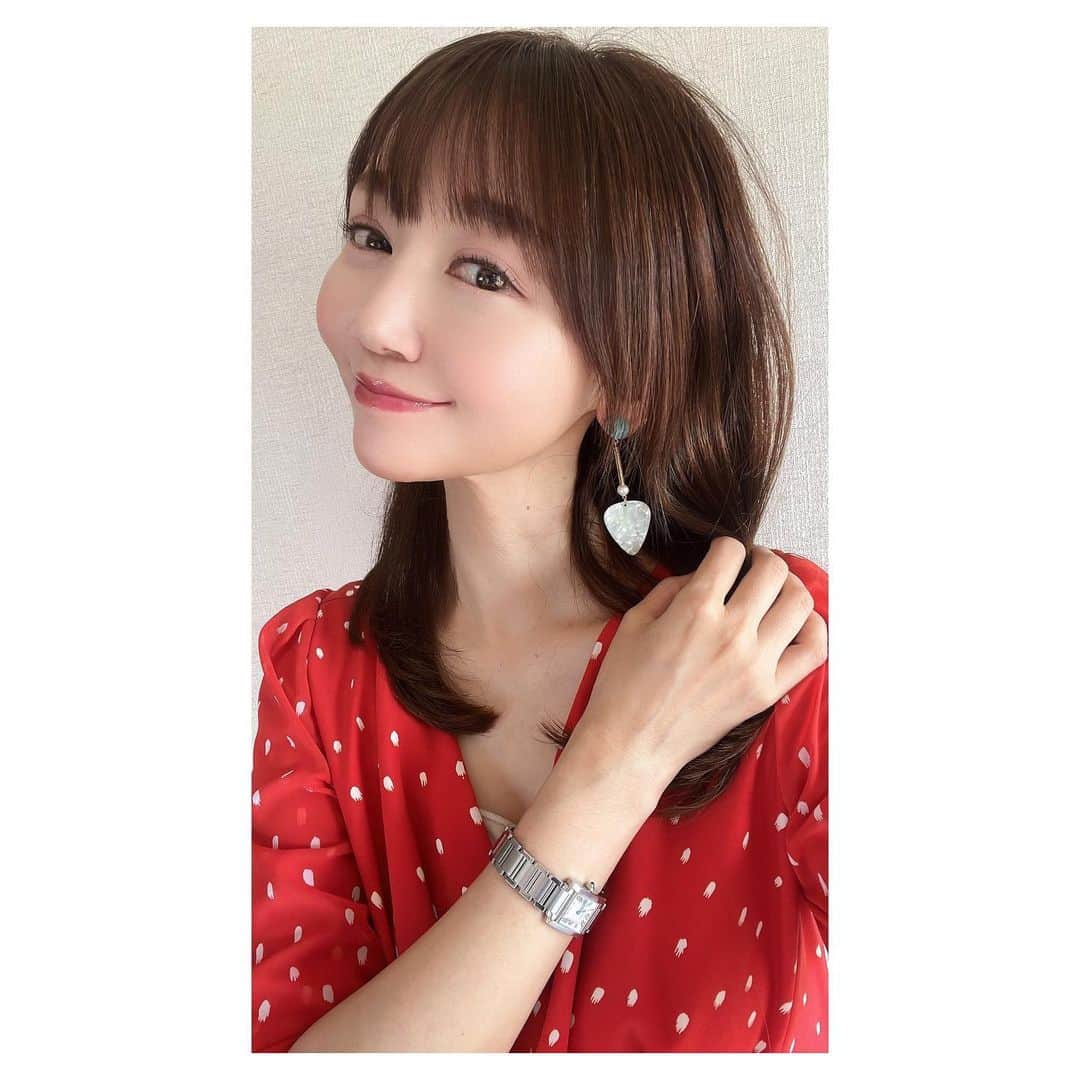 開高明日香のインスタグラム：「大好きな女性から、昔いただいたピックをデザインしたピアス🤍 壊れちゃってたけど、器用なお友達がお修理くれた☺️  東京に住んでるお友達。 会おうとしていた矢先にコロナがやってきて、数年会えてない🥺 そろそろ会えるかな❤  #ピアス #ピアス女子」