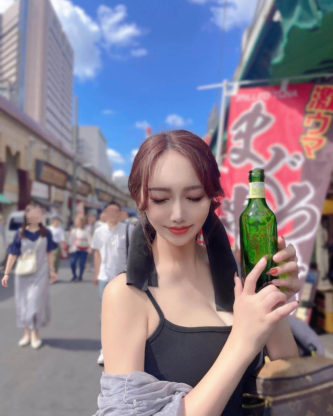 ちあきんぐのインスタグラム：「お天気いい日に築地で朝活☀️🐟🍺 風が強すぎたので髪の毛いわいて 気合い入れていざ爆食👱🏻‍♀️🩵  ※カメラの調子悪くて一生ピント合わないから途中であきらめた笑」