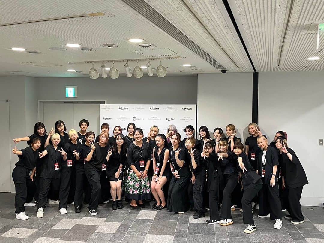 札幌ベルエポック美容専門学校 公式さんのインスタグラム写真 - (札幌ベルエポック美容専門学校 公式Instagram)「在学中からプロの方と一緒に仕事をする『業界コラボ』🔥  今回は「Rakuten Fashion Week TOKYO」！！ "ファッション・ウィーク" とは、年2回、世界のファッション都市で開催されているファッションの祭典で、ファッション・ショーや展示会で発表される最新コレクションから、次のシーズンのトレンドが生まれています！ 東京各所・世界で大注目される最新の日本のクリエーション現場に学生が参加！ ゲストには、業界でも有名なキムギュテさんなども来ておりました！  今まで学んだヘアメイクの技術を発揮し、幅広いグローバルな視点を養えたと思います！ また東京・原宿・福岡の学生たちと一緒に参加したことで、横のつながりも増えました✨  今回の経験をこれからの学びに活かしてがんばってください☺  #美容学生の日常 #美容好きな人と繋がりたい #美容 #美容学生と繋がりたい #美容専門学校 #札幌ベルエポック #ベルエポック #札幌ベル  #美容学生　#青春フォトグラフ #楽天ファッションウィーク東京 #rakutenfashionweektokyo」9月25日 19時57分 - sapporobelle