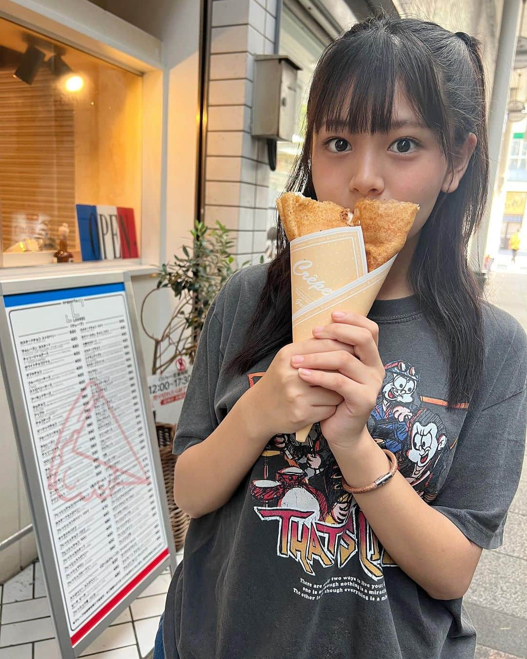 伊與田綾音のインスタグラム：「クレープは絶対いちご🍓🤍 バナナも好き〜🍌💛 みなさん何味のクレープが好きー？  #クレープ #大好き #バンt #ハーフツイン #09 #中学3年生女子 #伊與田綾音」