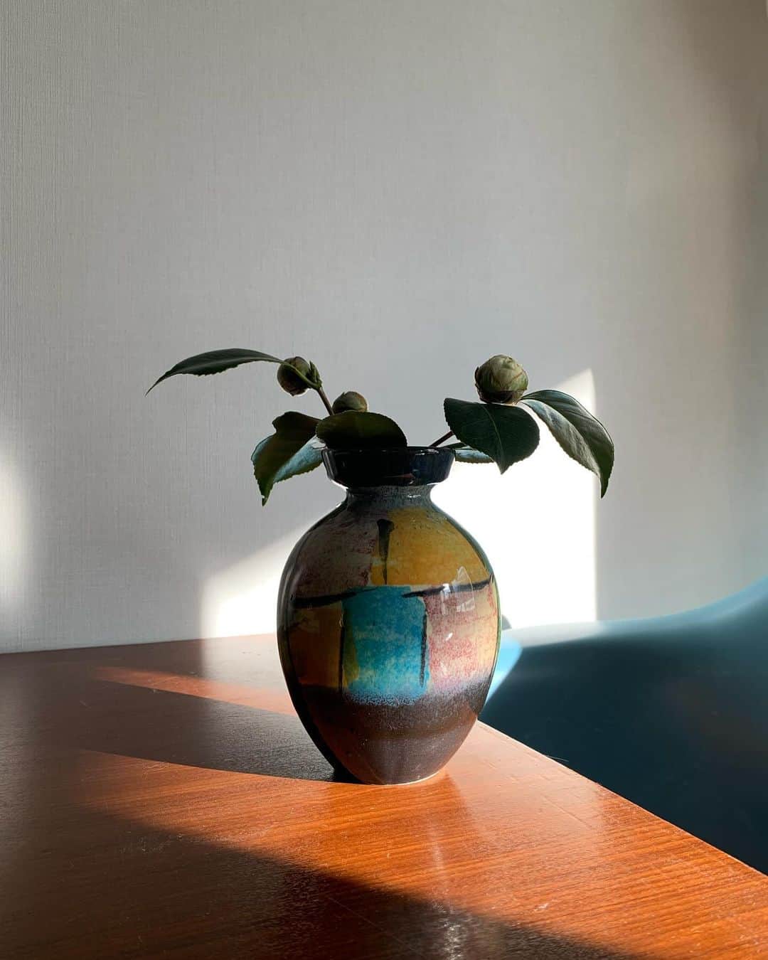 Shiho Sasakiさんのインスタグラム写真 - (Shiho SasakiInstagram)「最近のお家事情🏠  1.2 半年前に発注したakariがやっっと届いてさっそく🏮21Aです。#イサムノグチ 3. @youyokoo から譲ってもらったヒメモンステラ。ぐいぐい成長中🌱 4. @louispoulsen の”Doo wop“ ダークグレーの塗装が部屋に合いそうだなぁと思い、お迎え💡 5.ベッドにてまるで人間のように寝る🐶 6.kiaris vintageで買ったお気に入りのフラワーベース💐  #お家事情 #インテリア #homesweethome」9月25日 19時53分 - shihomurata0718