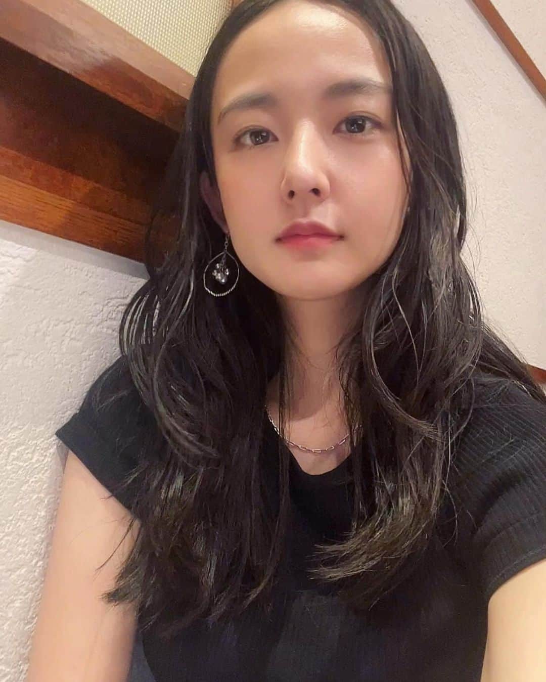大坪あきほのインスタグラム：「巻いてるみたいですがただのくせ毛です💫  #selfie #davines #自撮り #ダヴィネス #オーセンティックオイル」