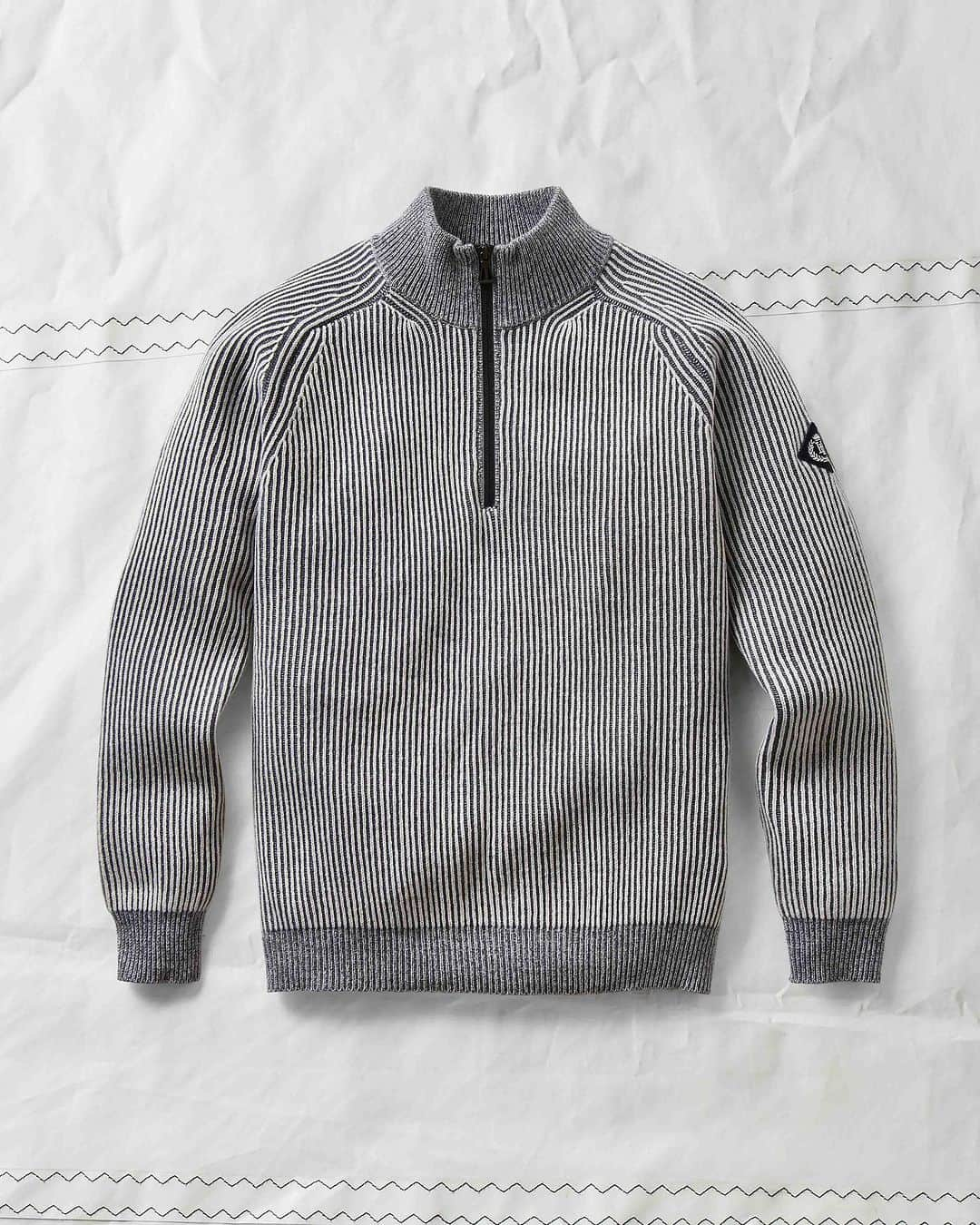 ヘンリロイドさんのインスタグラム写真 - (ヘンリロイドInstagram)「THE BOSUN KNIT   This medium to heavy weight RWS half-zip jumper has been created as part of the limited-edition Black Label collection for our 60th anniversary.   The knit features our heritage style arm badge, heritage matte black embossed zip puller and has been constructed using the vanisé knitting technique to create a three dimensional and distinctive finish, with contrasting galactic white shades. It’s made from a blend of responsibly sourced merino wool and recycled poylamide derived from discarded fishing nets.  To explore more, visit the link in bio.  #henrilloyd  #sameplanetdifferentworld」9月25日 20時07分 - henrilloyd_