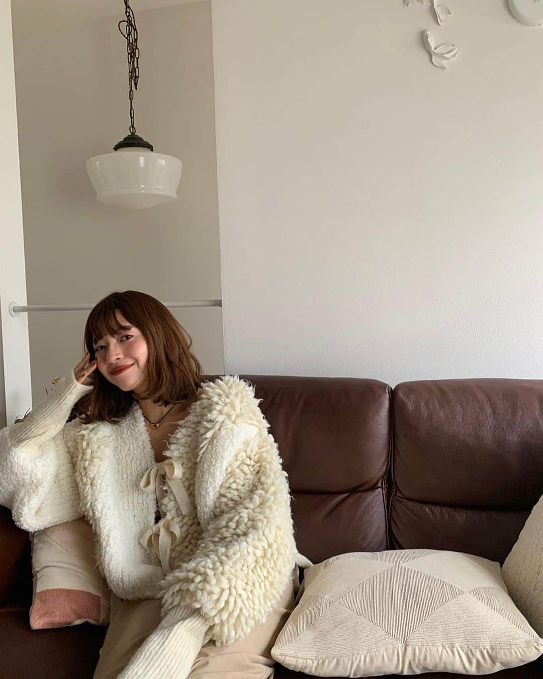 のインスタグラム：「☁️♡   きのうの動画で着てためちゃくちゃ可愛いニットは  @leinwande_official でした🩵　  春頃頼んでからずーーっと楽しみにしてた！ もこもこだからまだちょっと先になりそうだけどたくさん着るぞ〜✌︎ (届いたらすぐに着たくなるよね🥹)   . #とてつもなく可愛い  #カーディガン　 #ニット」
