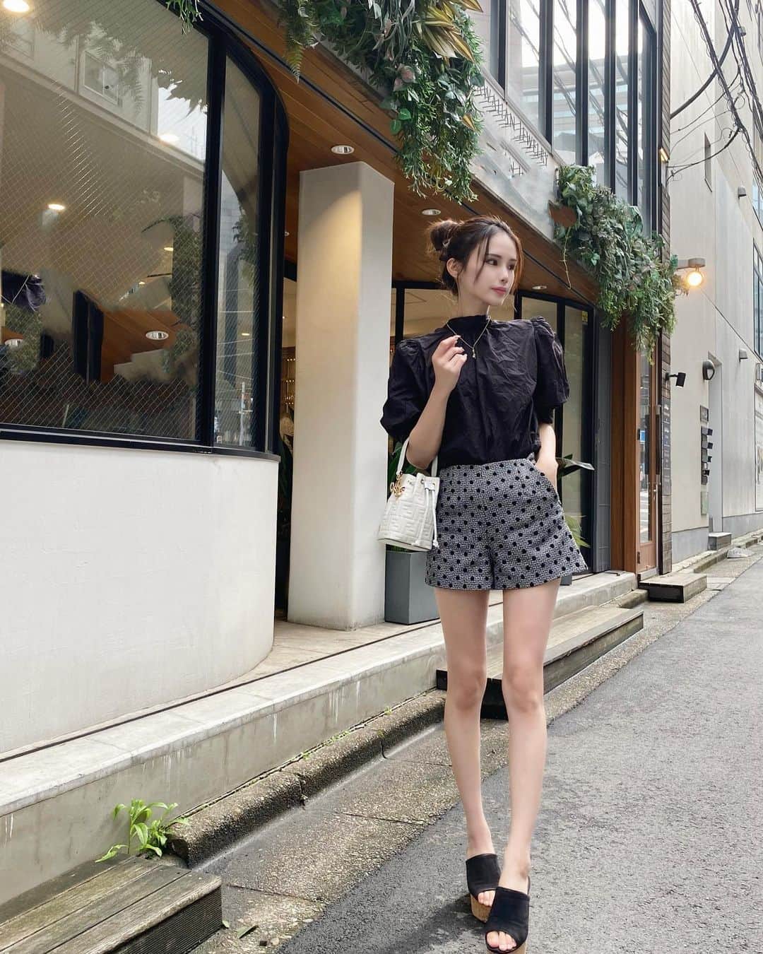 のインスタグラム：「お友達とカフェ行ってピラティス行った日🧘‍♀️🤍 最近時間の使い方がうまくできて 毎日充実してる☕️🤎」