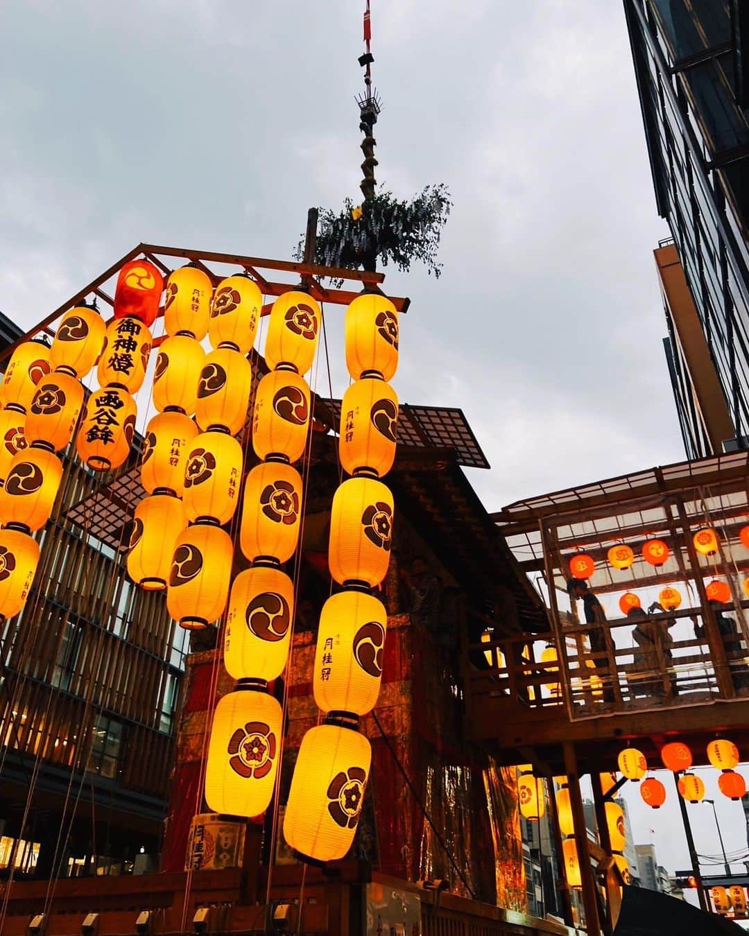 小越勇輝のインスタグラム：「初めての祇園祭の空気感、雰囲気を体験。  お祭りに参加は出来なかったけど〜  #京都 #祇園祭 #初めて #空気感 #雰囲気」