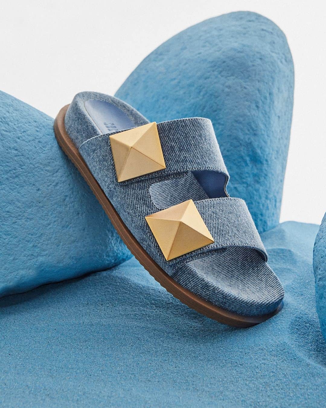 Santa Lollaのインスタグラム：「A papete que já é queridinha da mulher Santa Lolla ganhou uma nova versão com acabamento jeans e maxi studs, detalhamentos bem marcantes que fazem toda a diferença no outfit. [ 0529.3EF4.000B.001E | R$299,90 ] #santalolla #santalollaverao24 #jeansmania」